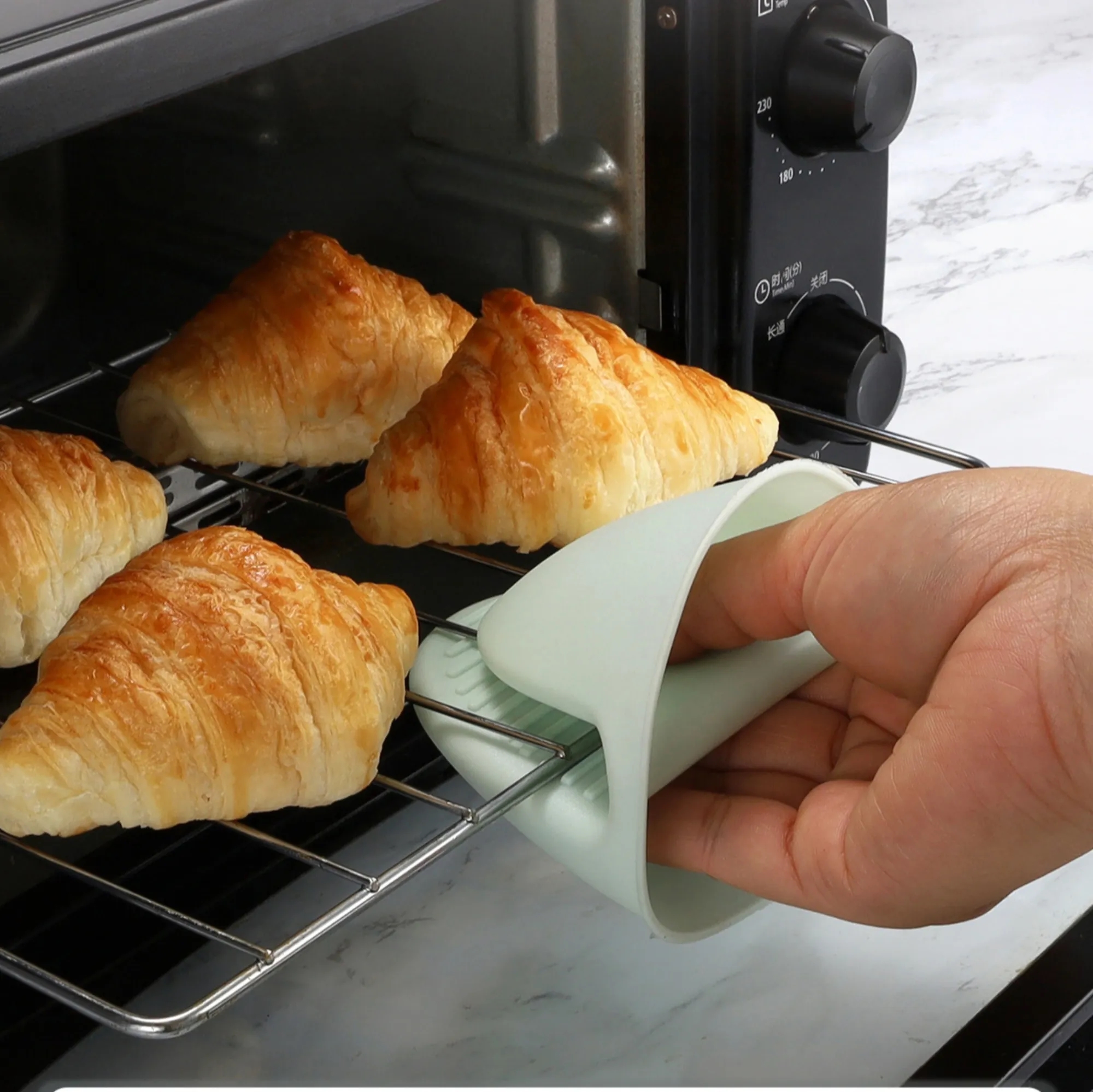 Silicone insulated oven mitt 2