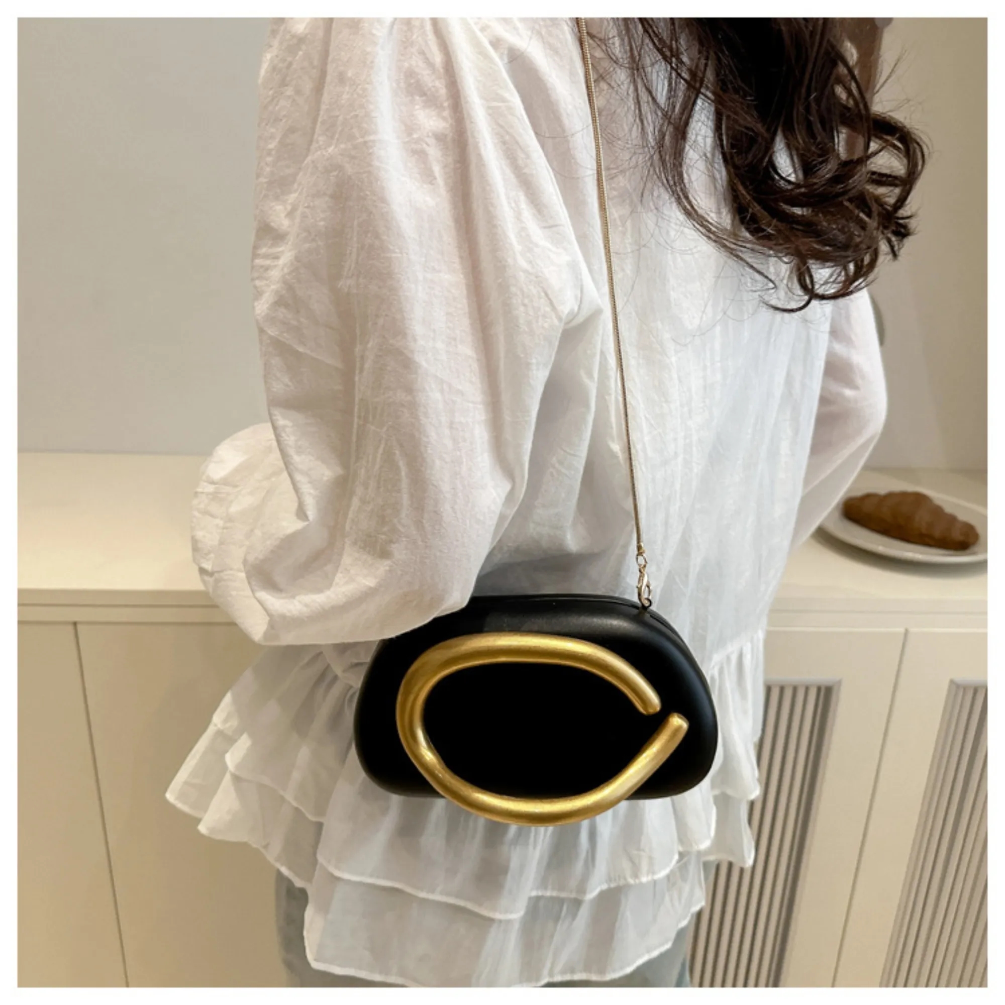 Carrying a metal handle with a single-shoulder crossbody 3
