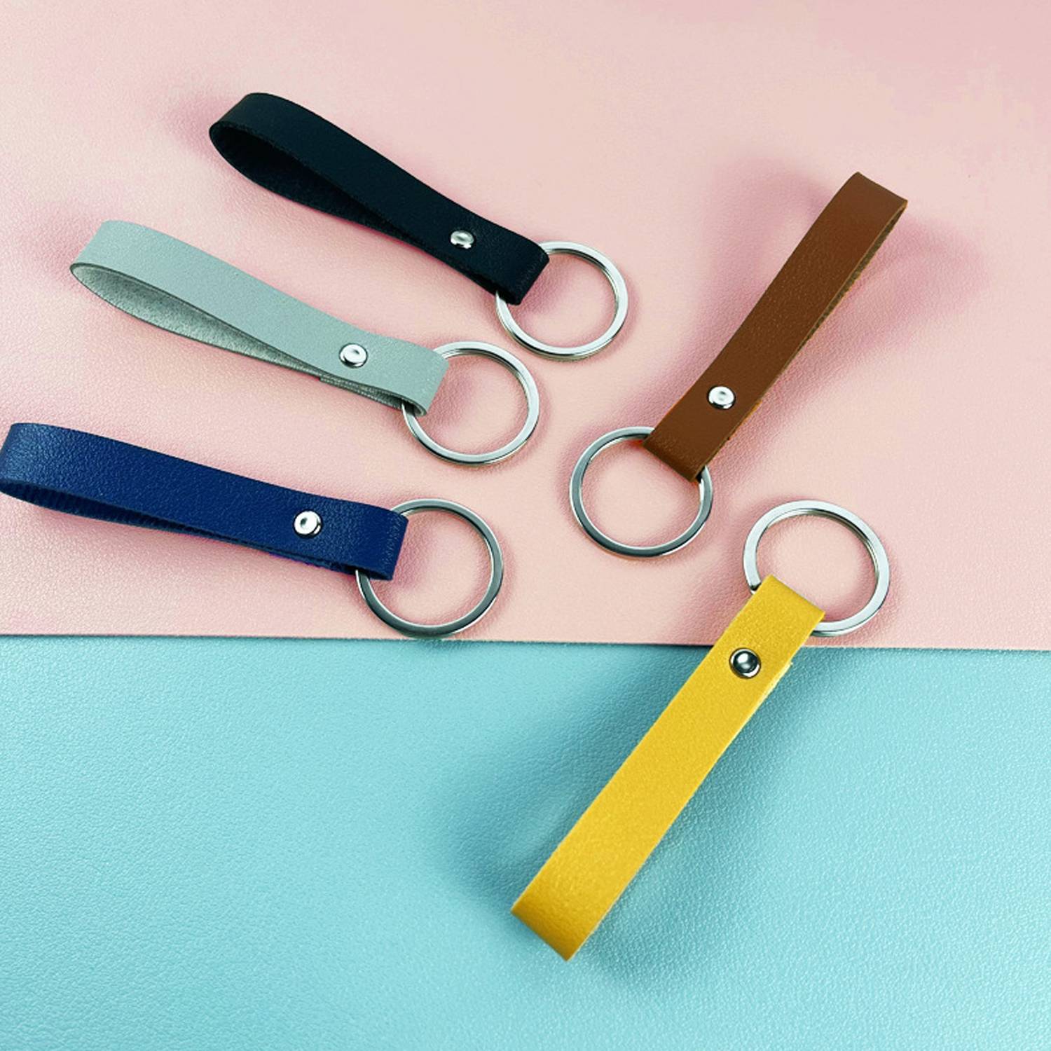 Men's And Women's Minimalist PU Leather Car Keychain 1