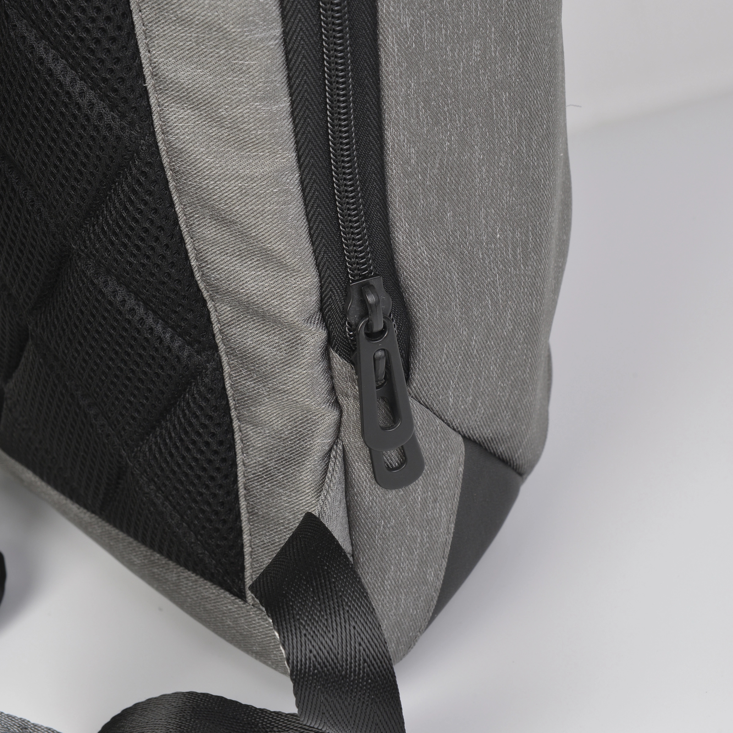 15.6 " Ultimate Everyday Laptop Backpack in Heather Grey 1