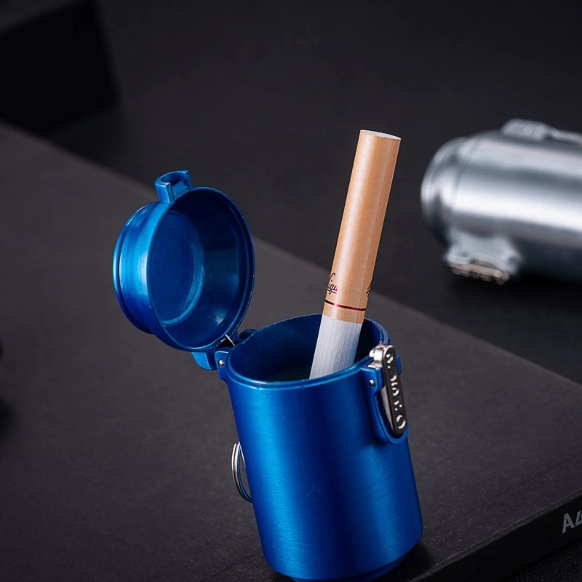 Creative portable mini ashtray in the form of a can 7