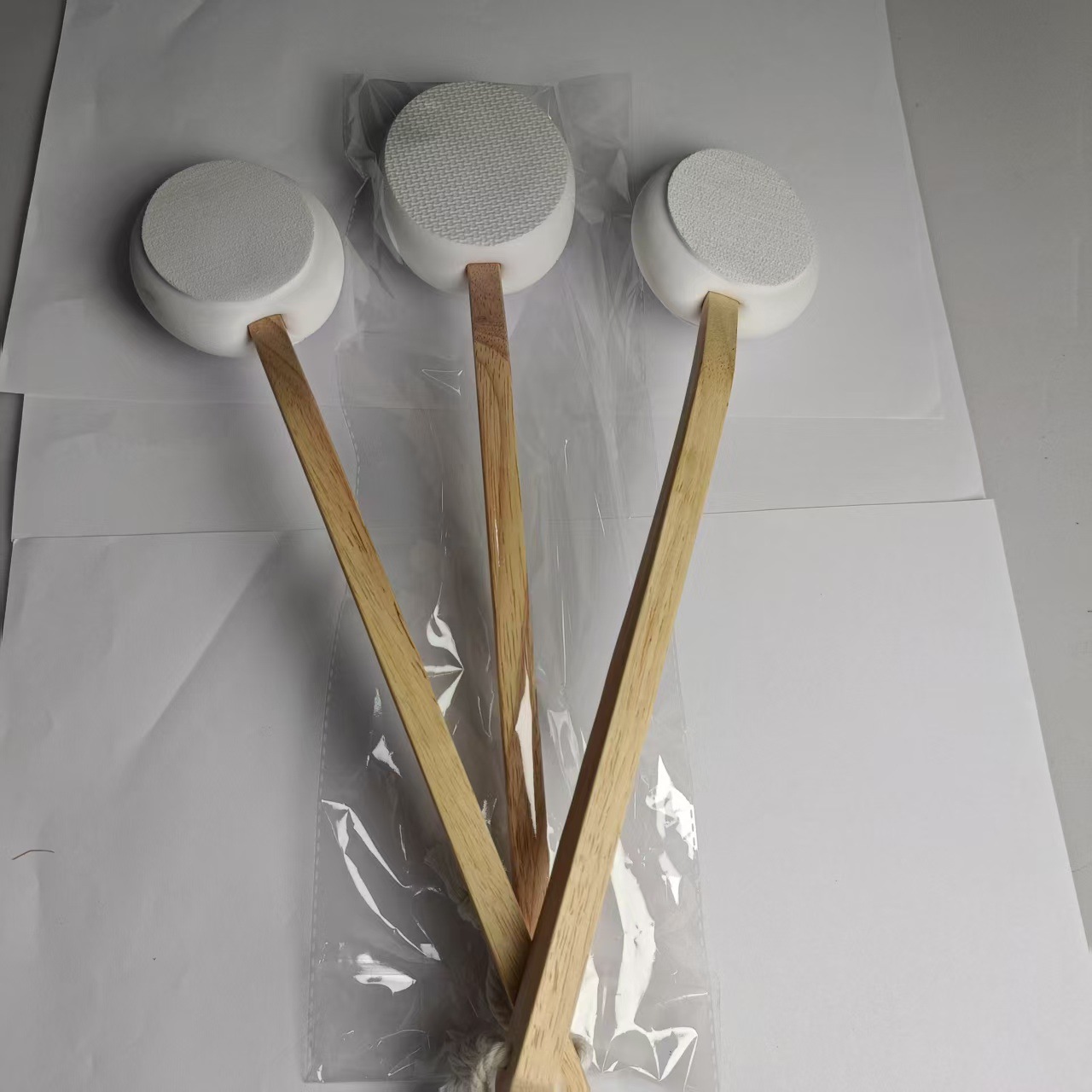 Back Lotion Applicator with 4 Replaceable Pads 1