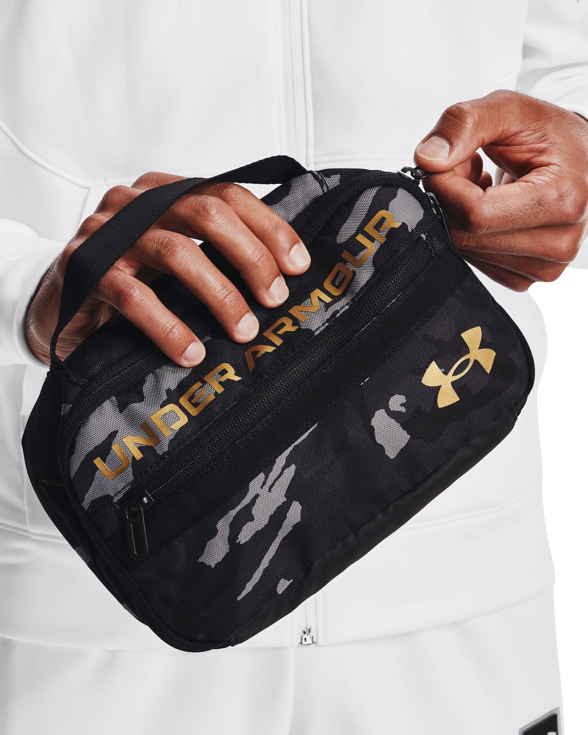 UA Contain Unisex Travel Kit 5