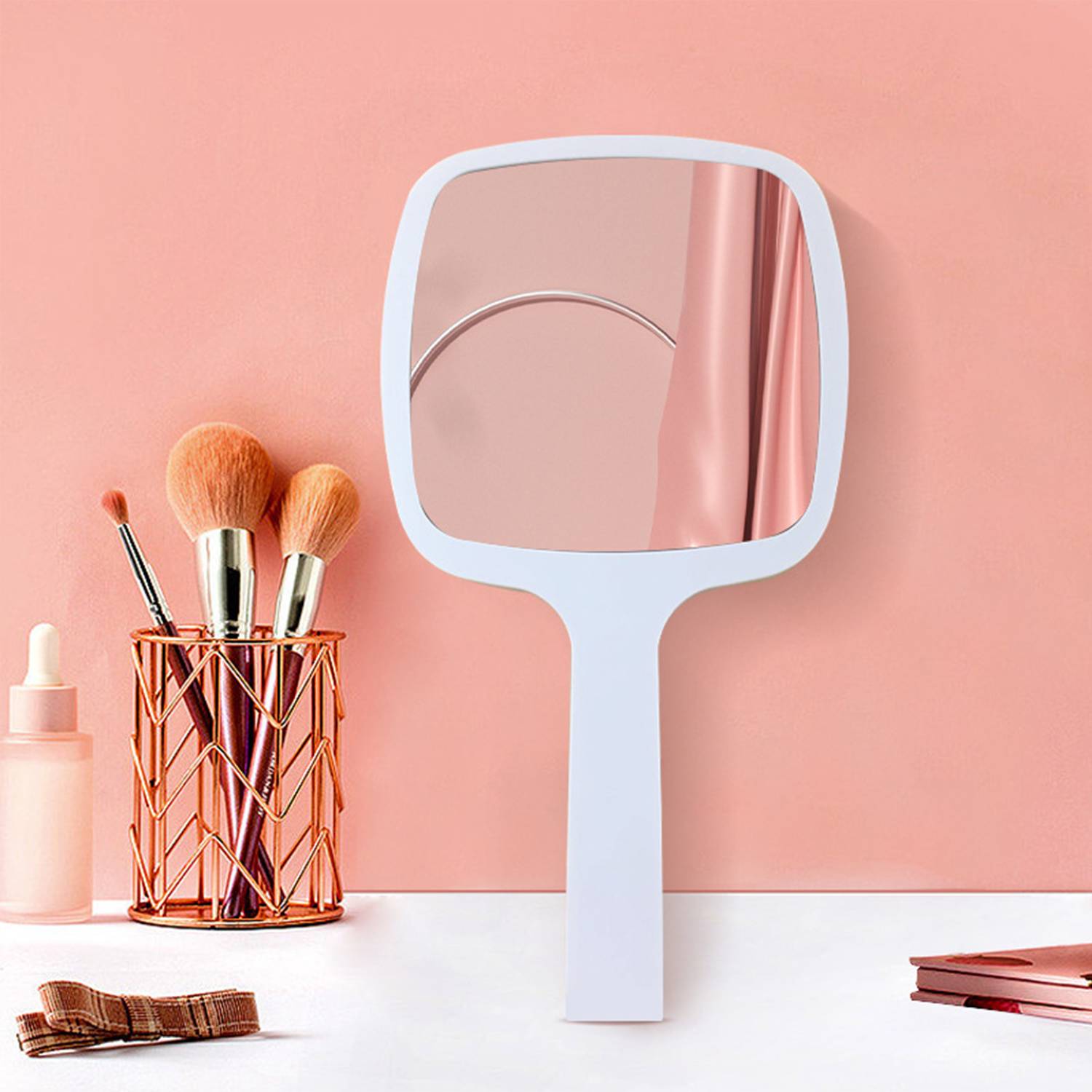 Square Handle Is Portable And Compact Portable Mirror 1