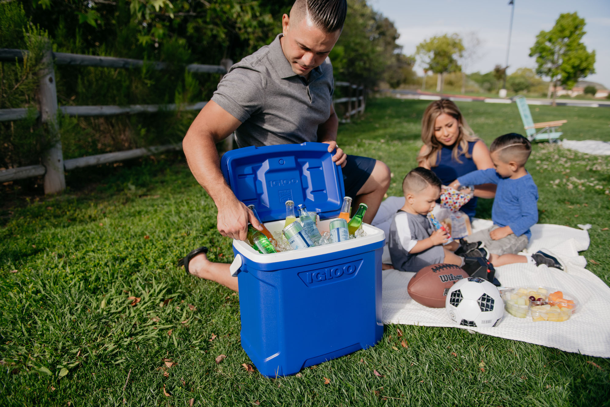Igloo® Profile II 28 Qt Roller Cooler 6