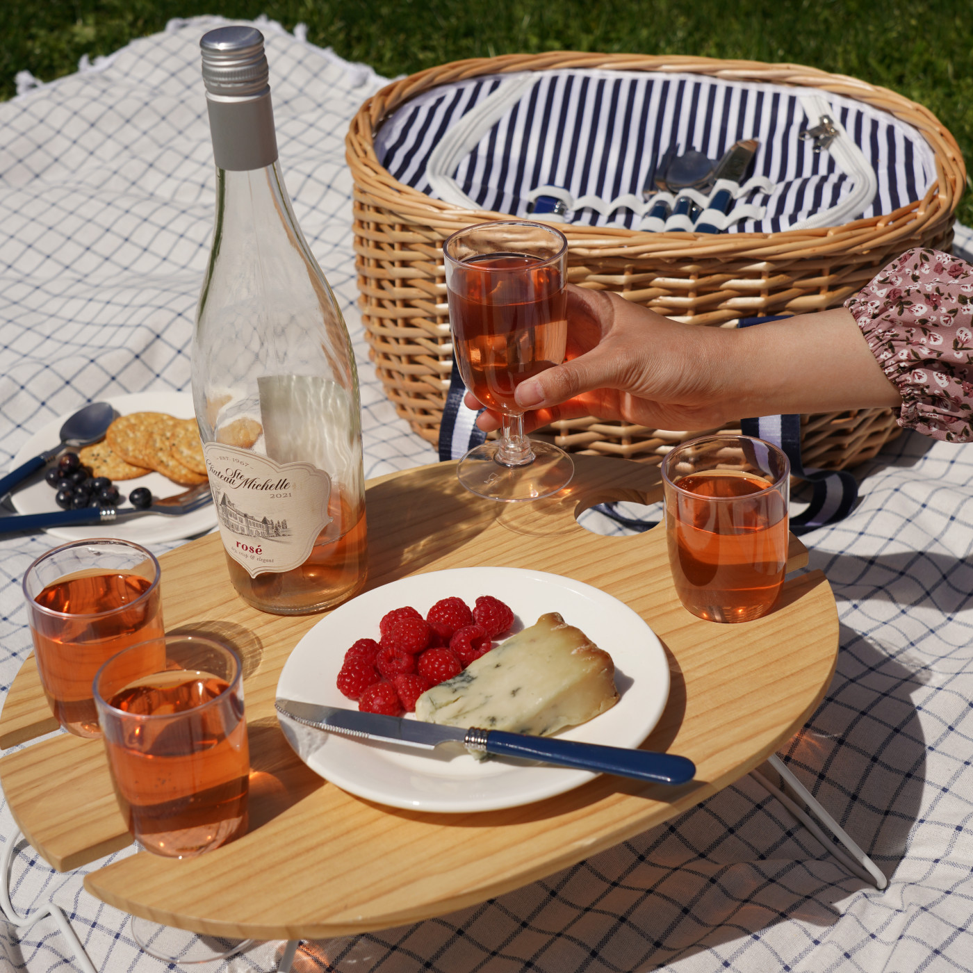 Twine Living® Central Park Willow Picnic Basket Set for Four 8