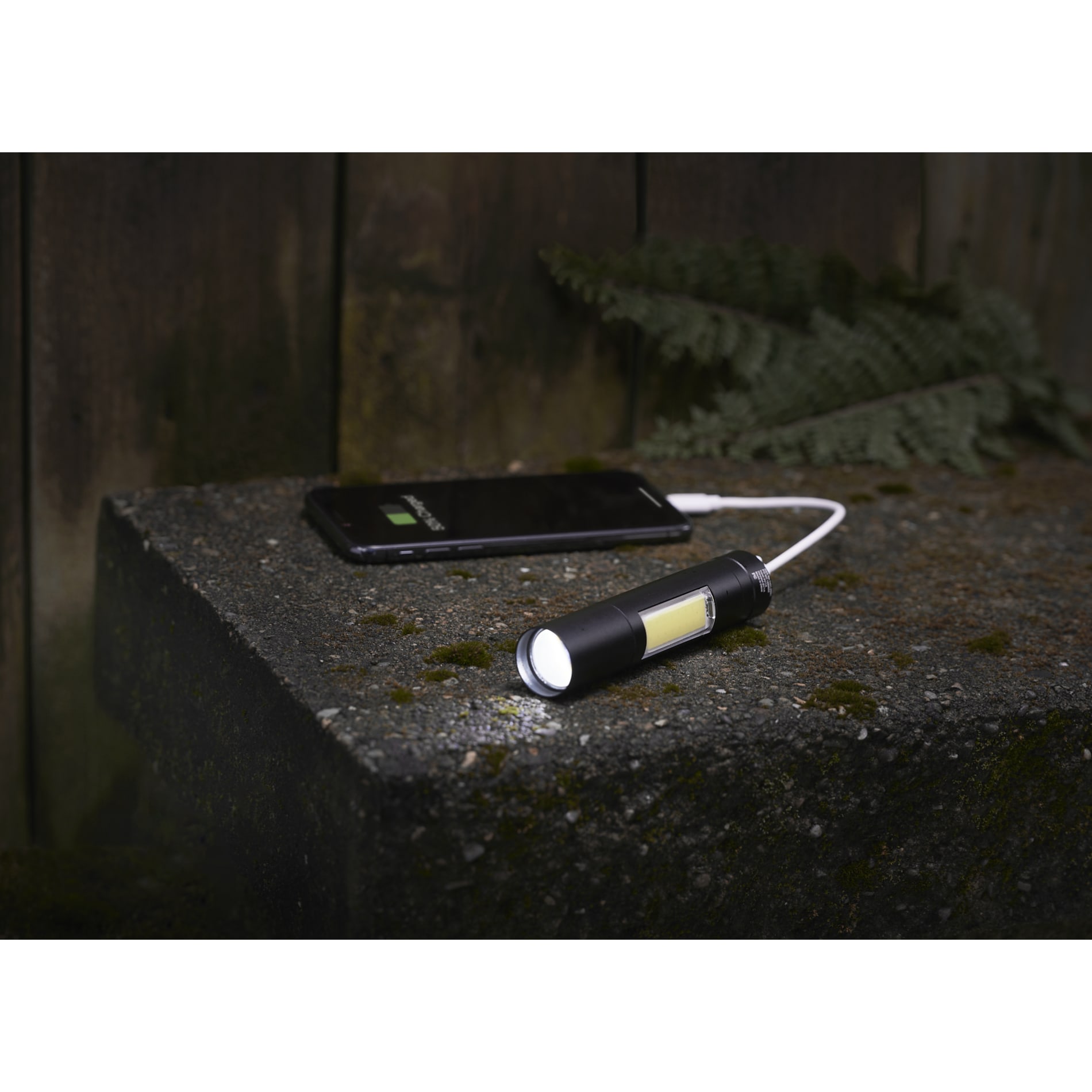 Rechargeable 2200mah Flashlight 69
