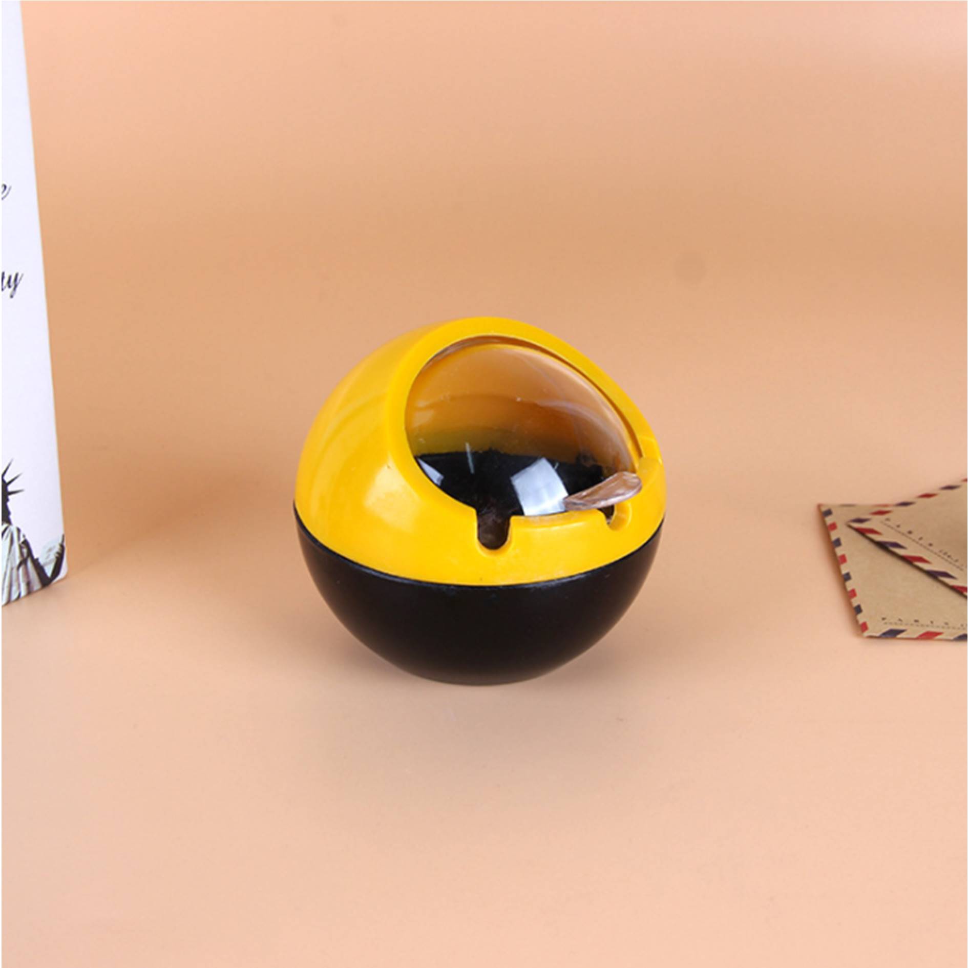 Creative Plastic Spherical Household Ashtray 2