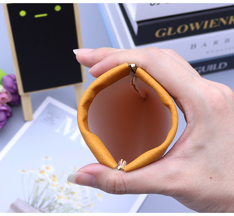 An easy-to-carry, convenient and automatically closing pure-color minimalist leather eyeglass case 2