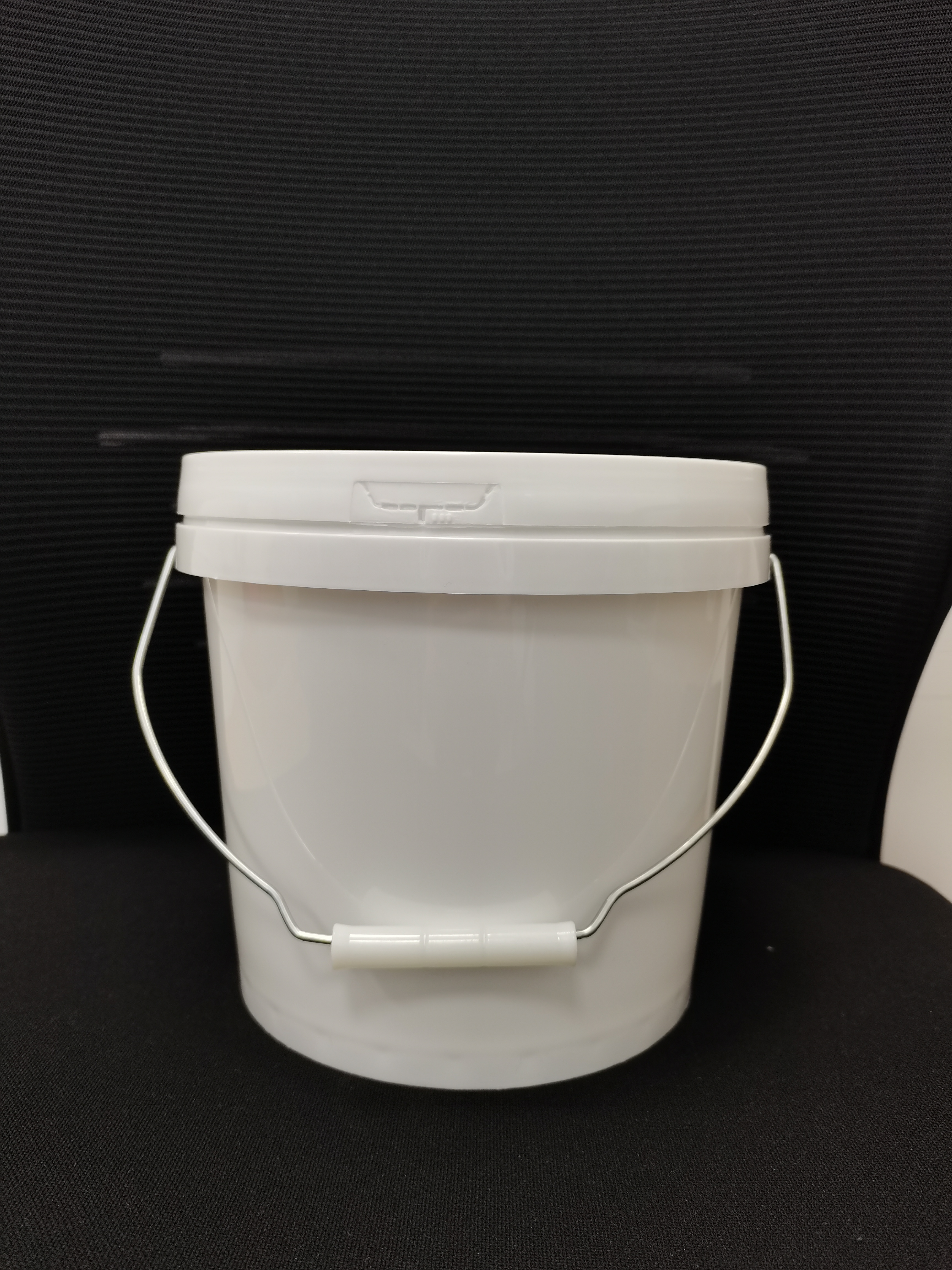 1 Gallon Capacity Bucket with Metal Handle 1