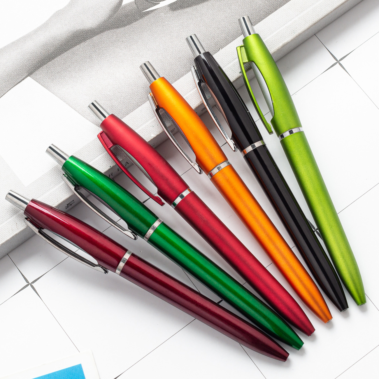 Press the plastic ballpoint pen 1