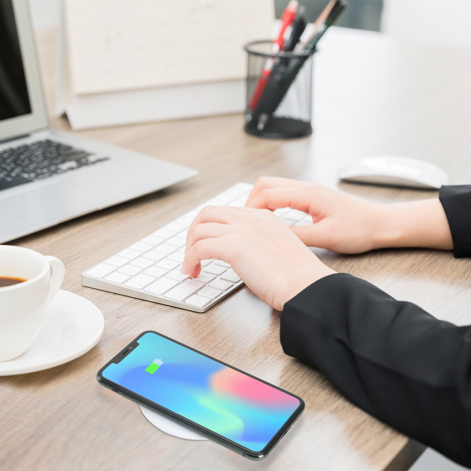 Desktop Embedded Dual Port in Fast Wireless Charger 2