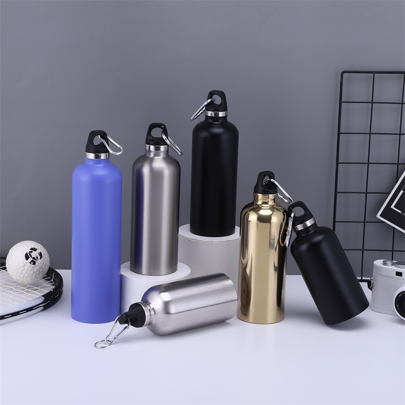 Single-wall stainless steel water bottle with carabiner 1