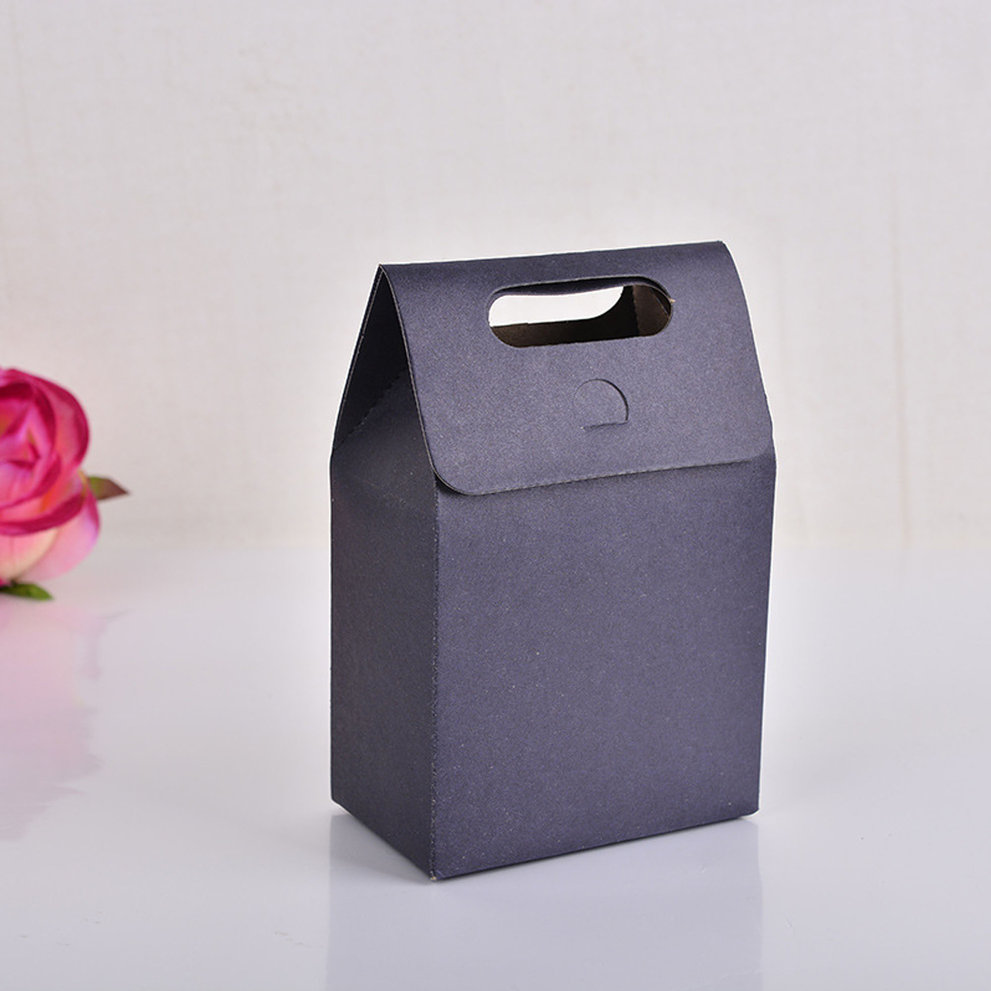 Elegant Personalized Flap Gift Bags ?C High-Quality Vintage Design 3