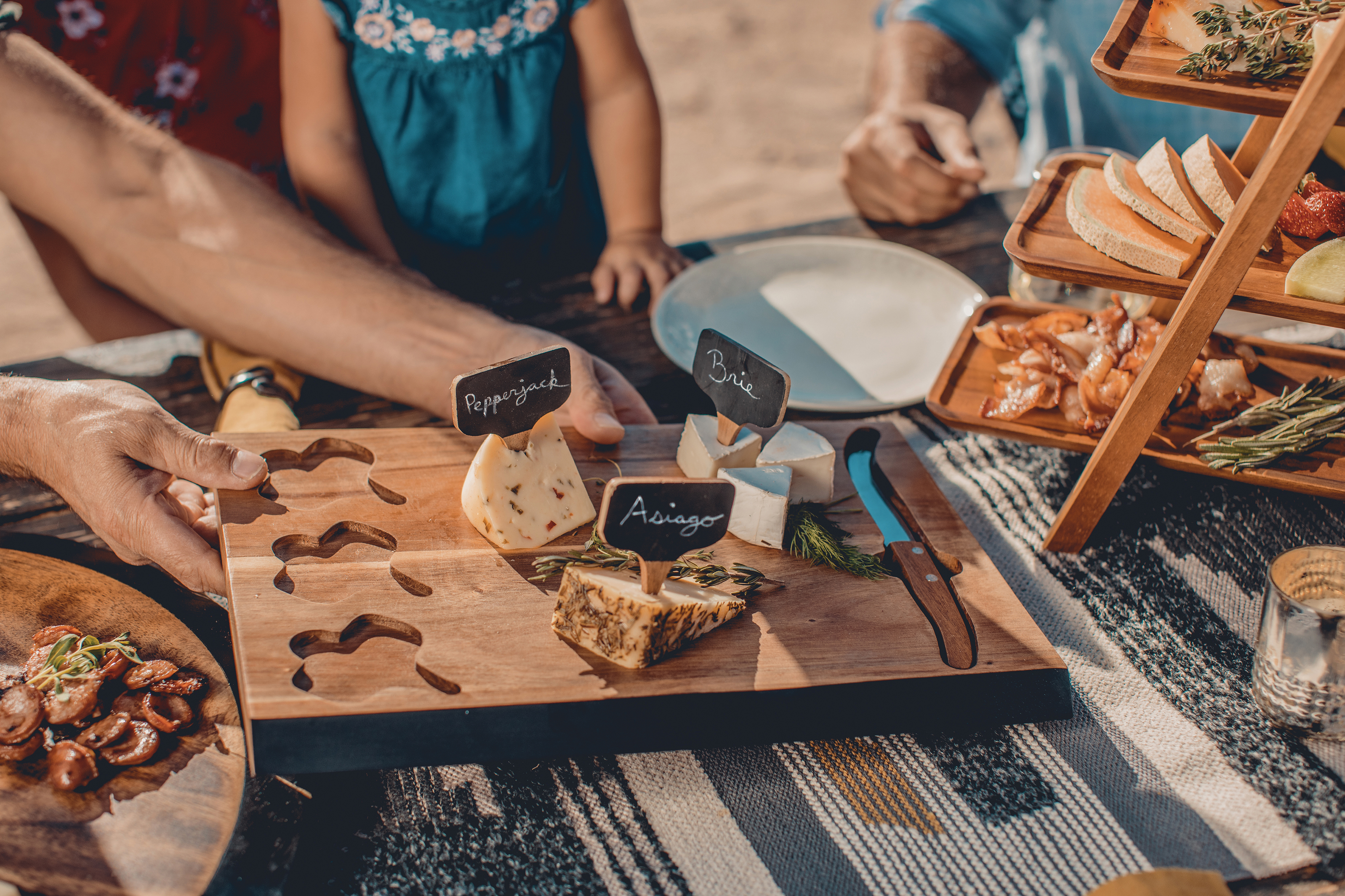 Delio Acacia Cheese Cutting Board & Tools Set 2