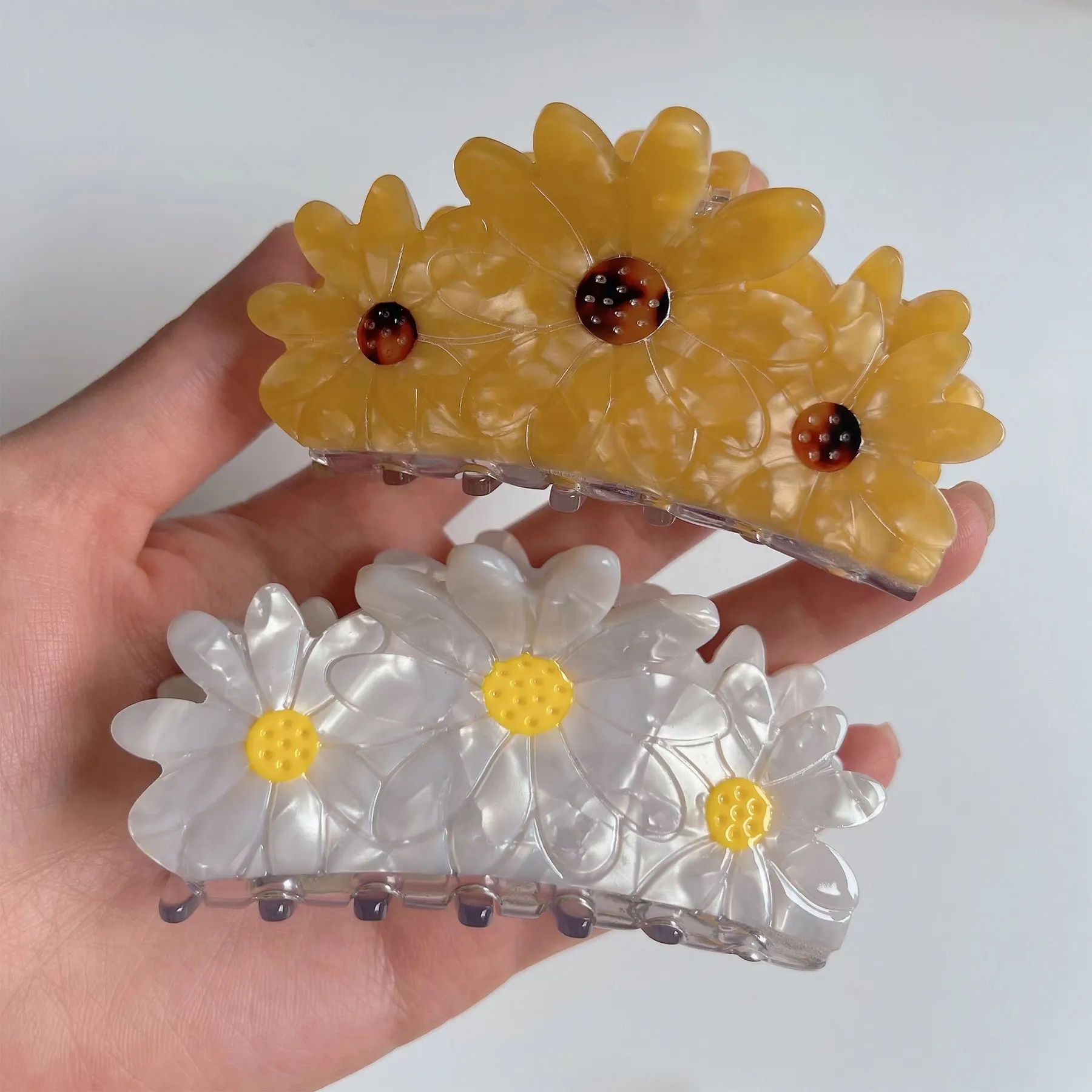 Daisy Minimalist Hair Clip 13