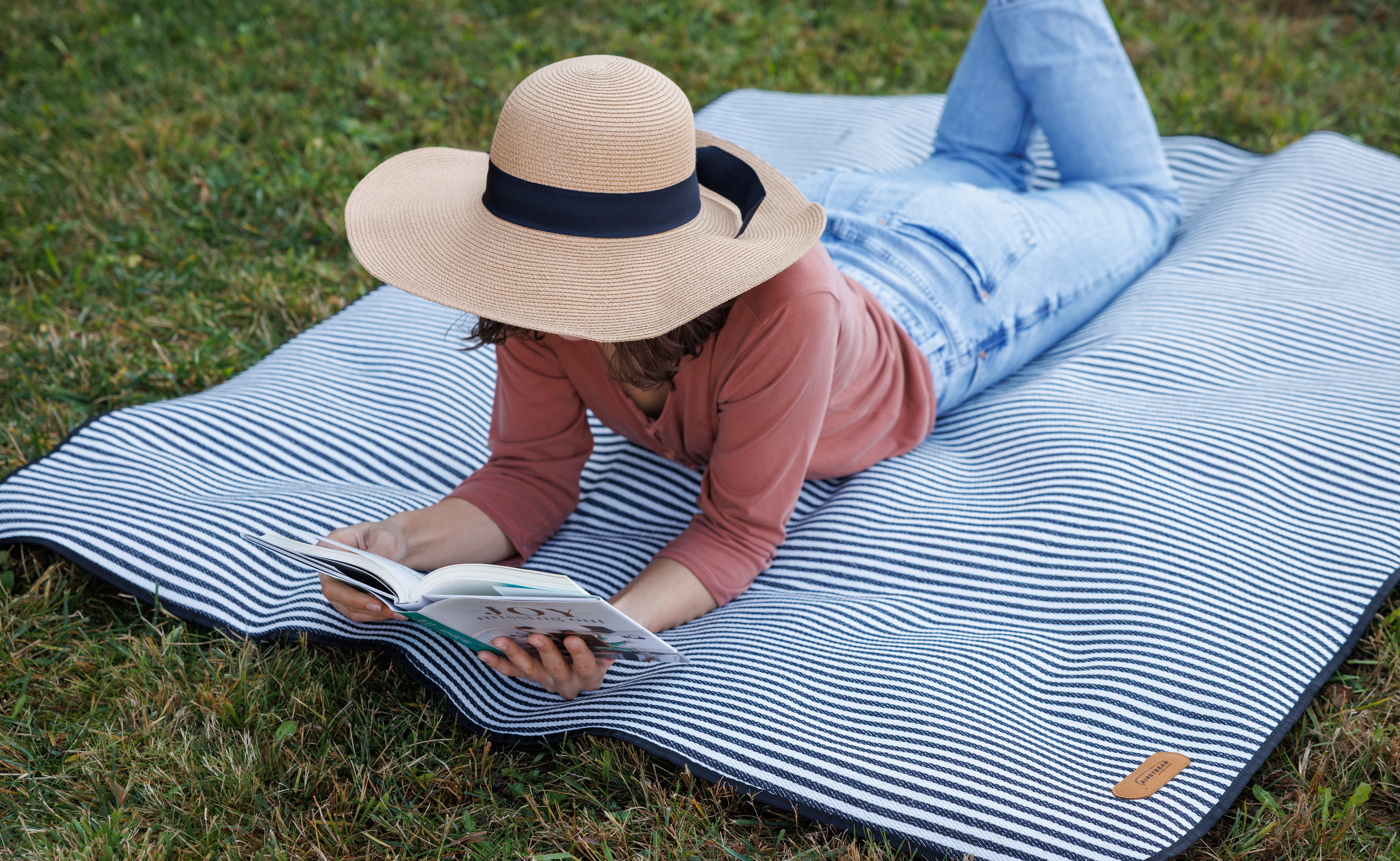 Life's a Picnic Recycled Polyester Roll-Up Blanket 4