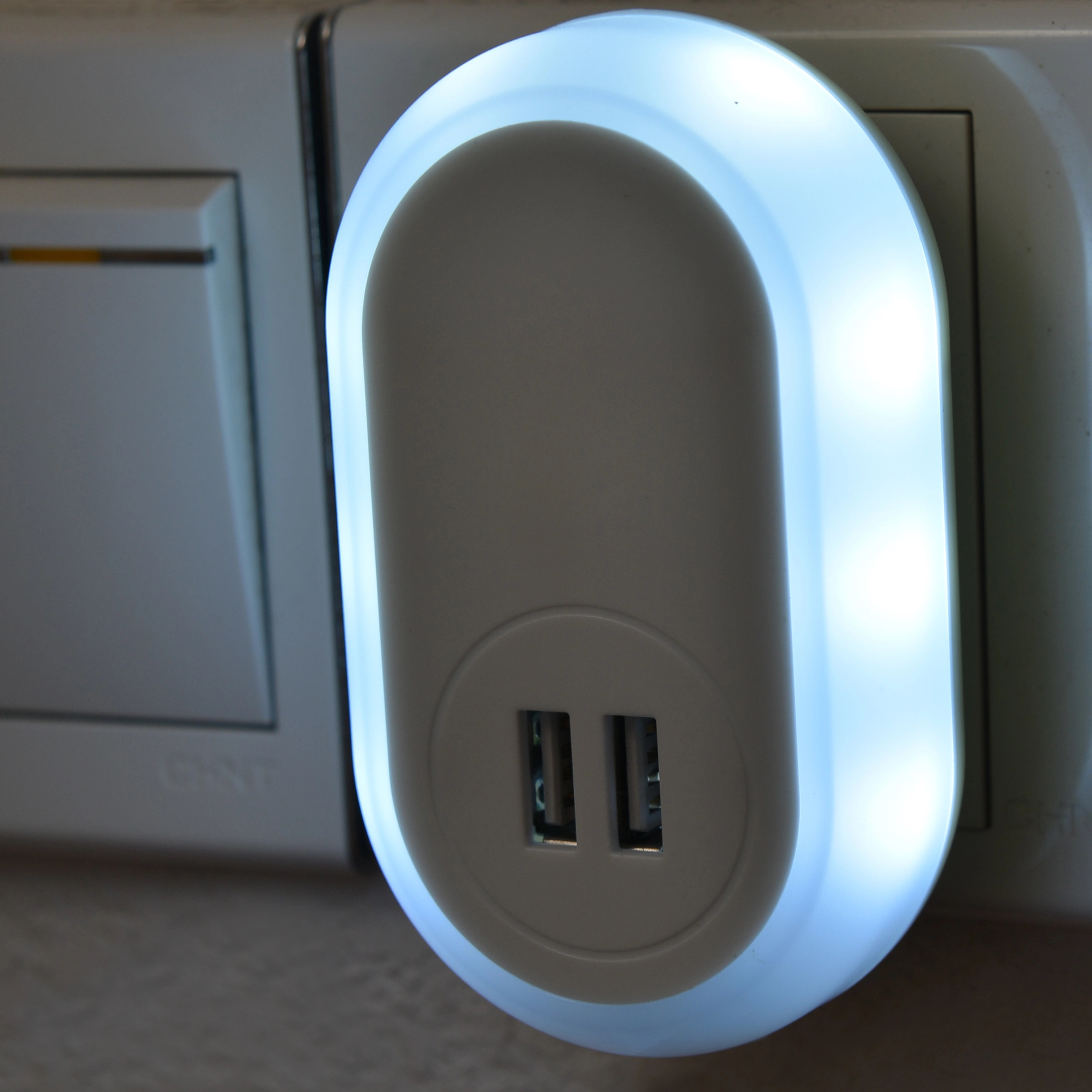 Dual USB 5V2A Quick Wall Charger/Adapter w/ LED Night Light 4