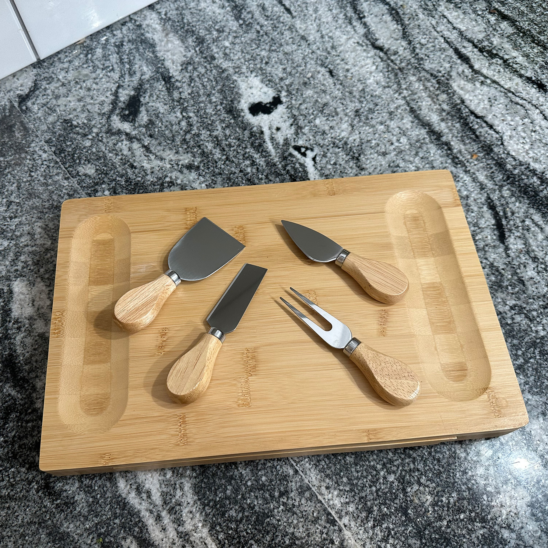 Artisan – Bamboo Cheese Board & Knife Set 1