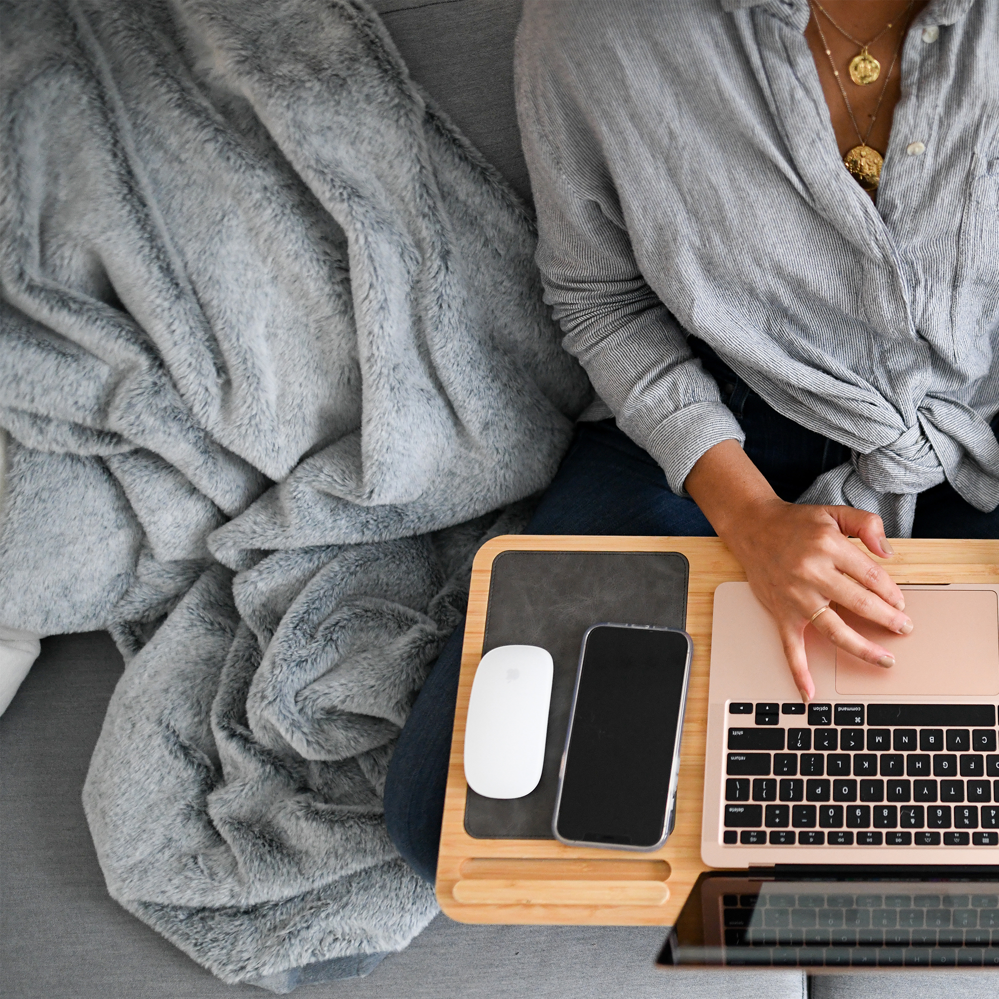 Luxe Faux Fur Throw Blanket 19