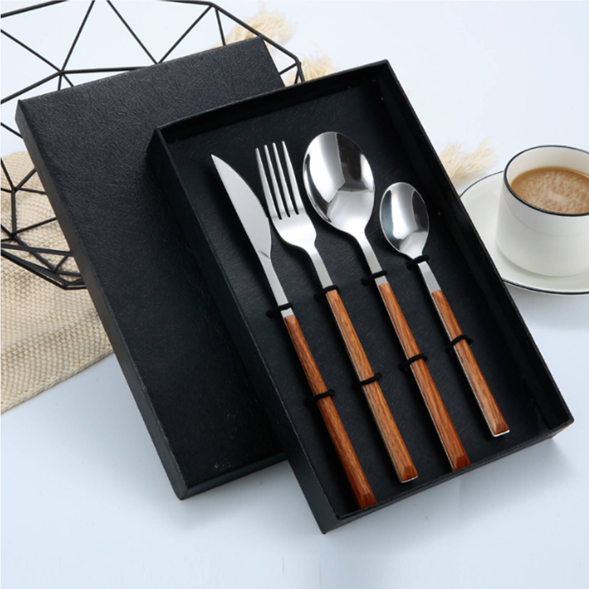 4 Piece Wooden Handle Cutlery Set 3