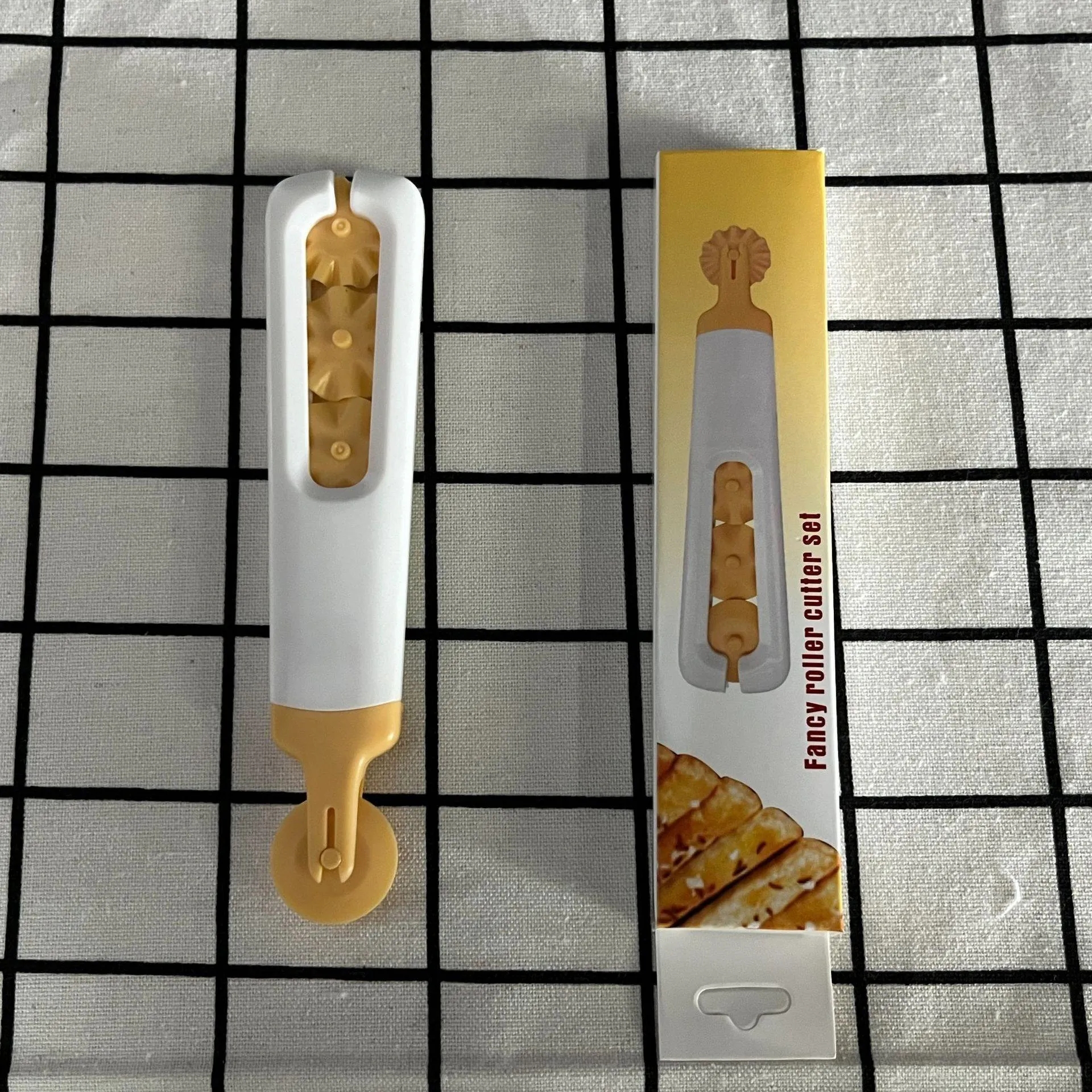 4-In-1 Roller Cutter - Versatile Kitchen Tool 4