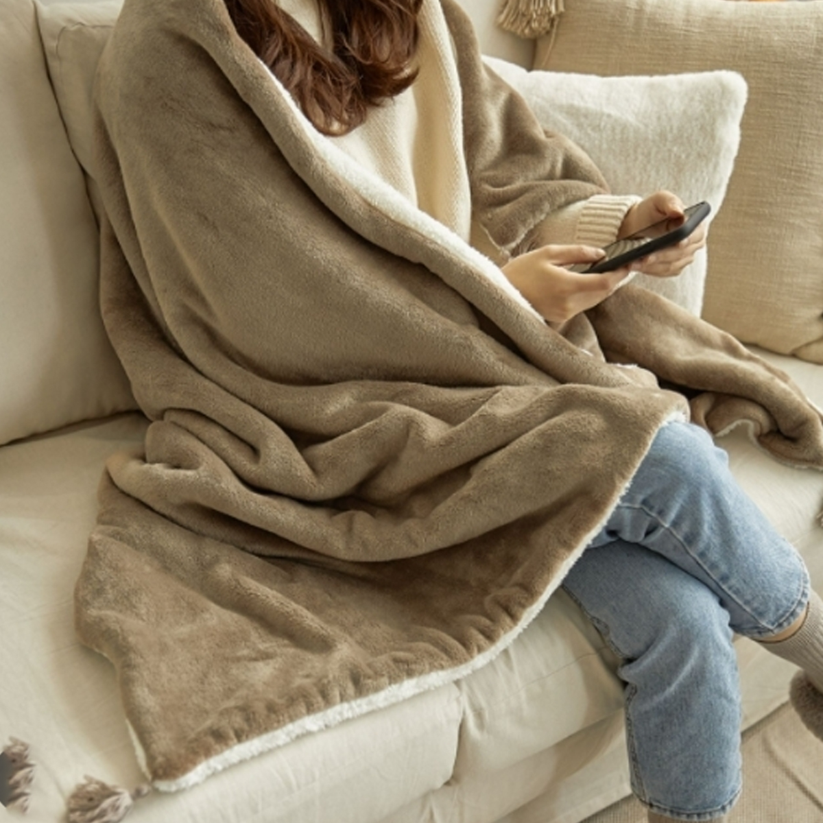 Two-Tone Sherpa Fleece Blanket with Soft Reversible Design 8