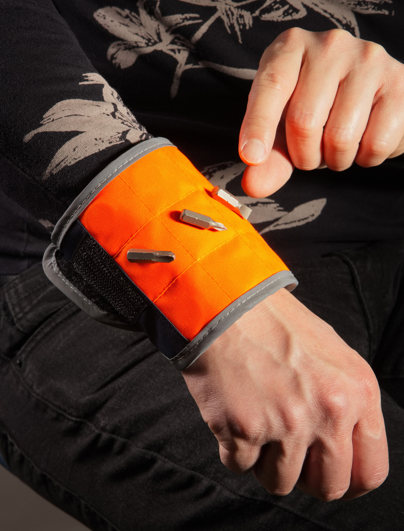 Handy Reach Magnetic Wrist Wrap For Tools 8