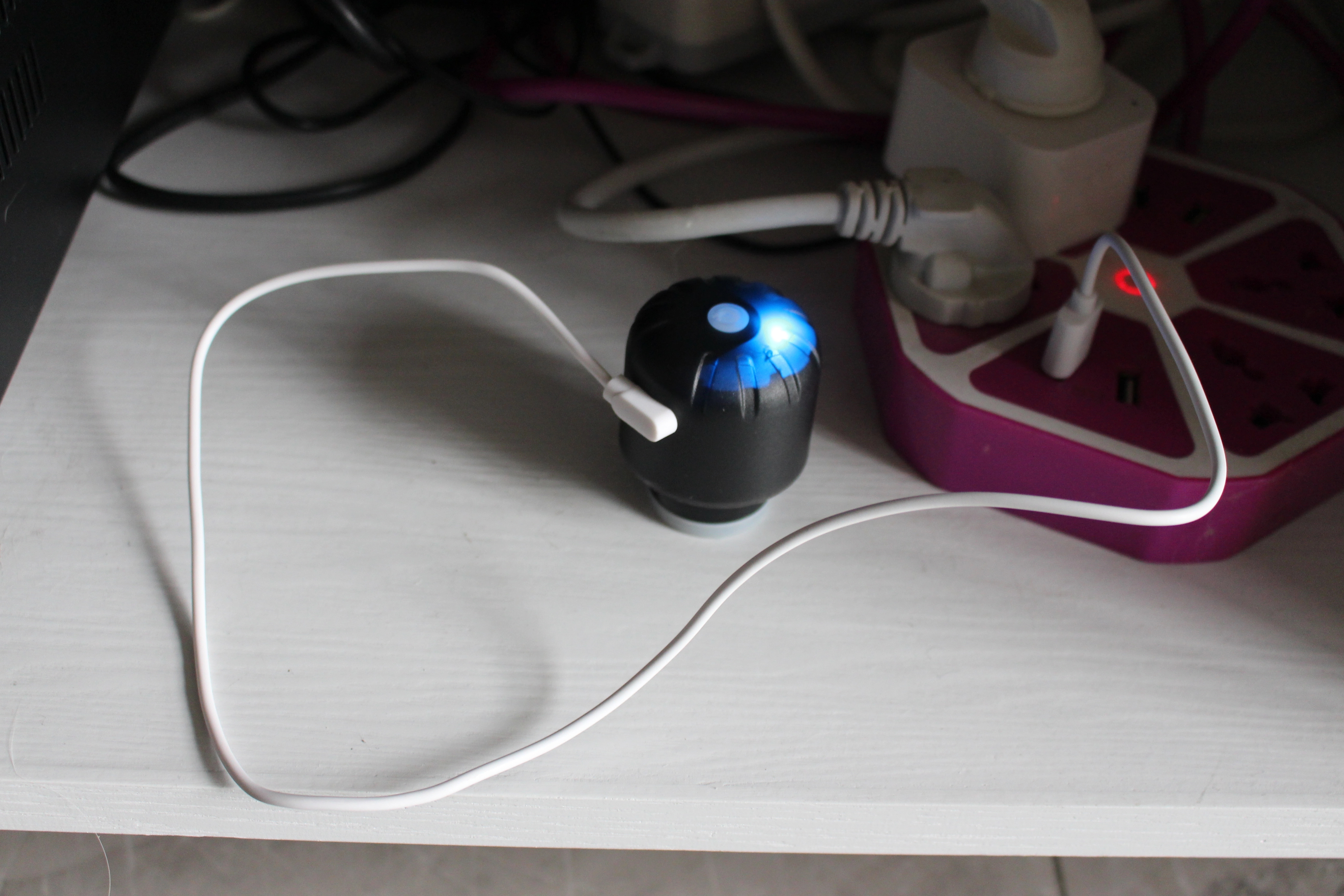 17oz. Swig stainless steel bottle  with UV light cap 1