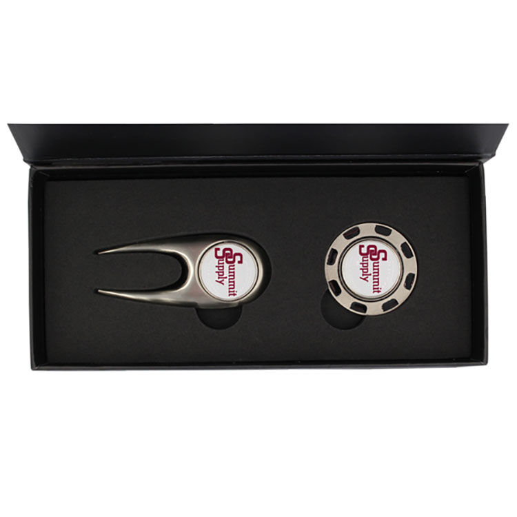Scotsman's Divot Tool and Metal Poker Chip in a Magnetic Close Gift Box 2
