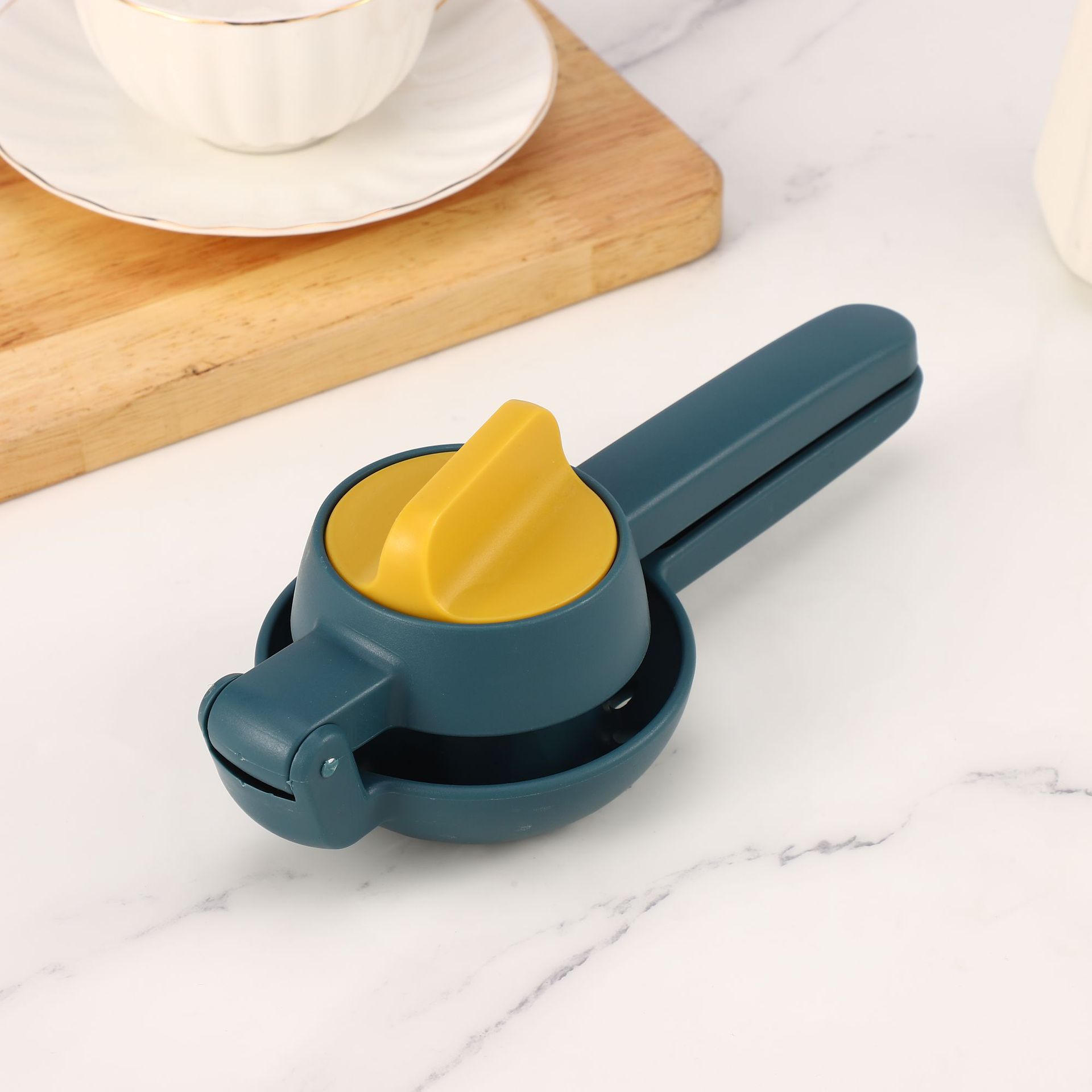Multifunctional Manual Lemon Juicer with Clamp 5