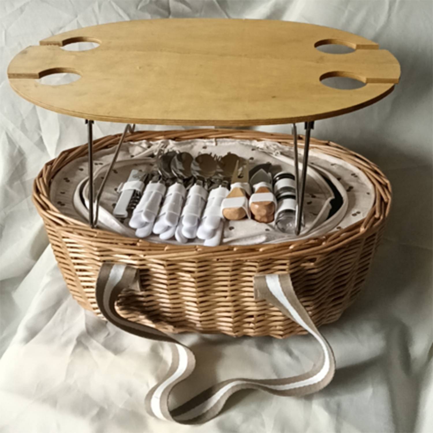 Round Portable Picnic Basket For Knife And Fork Table 4