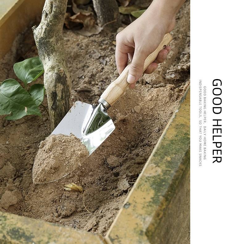 Wood Gardening Pointed Shovel 3