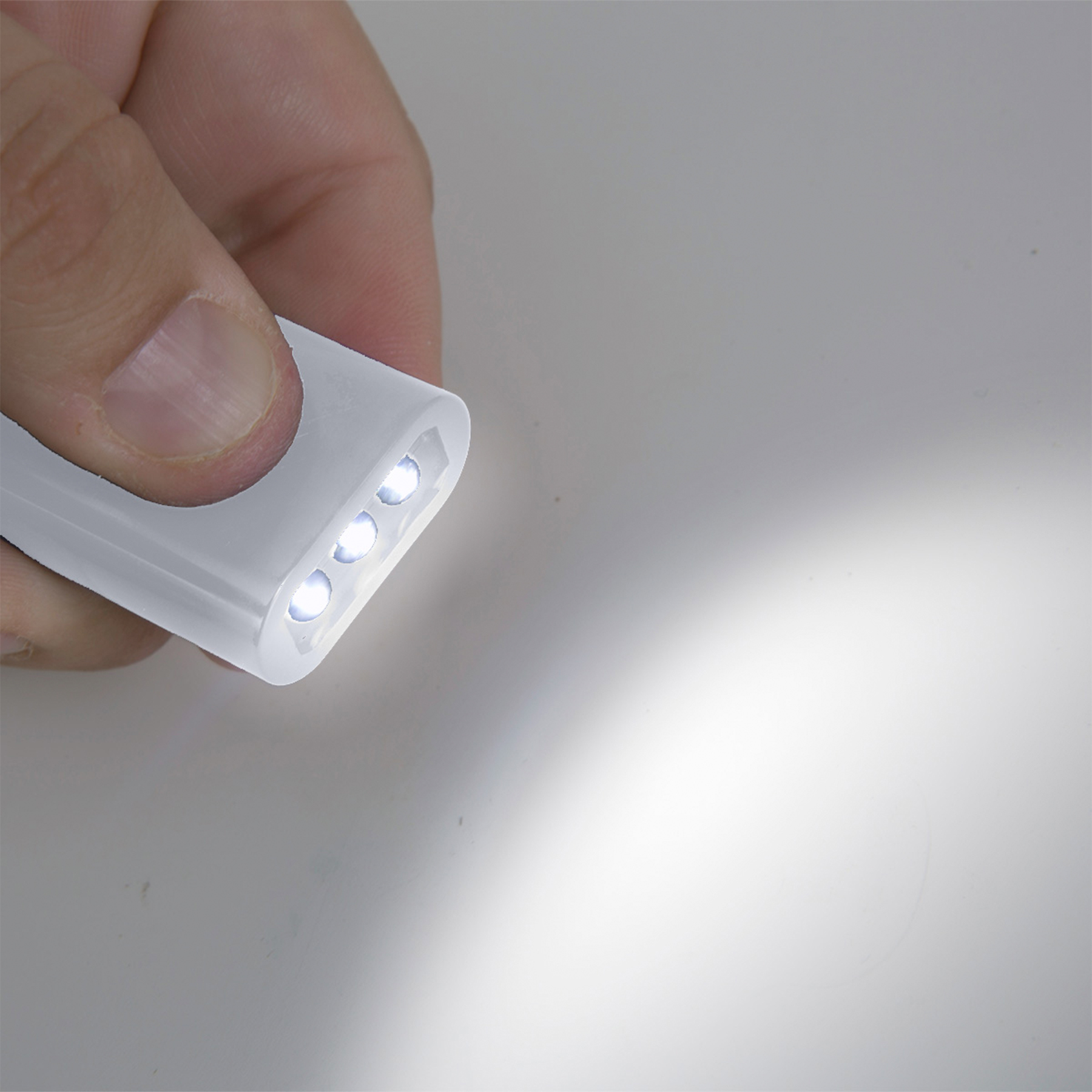 Clip On Pull-Apart Plastic Flashlight 3