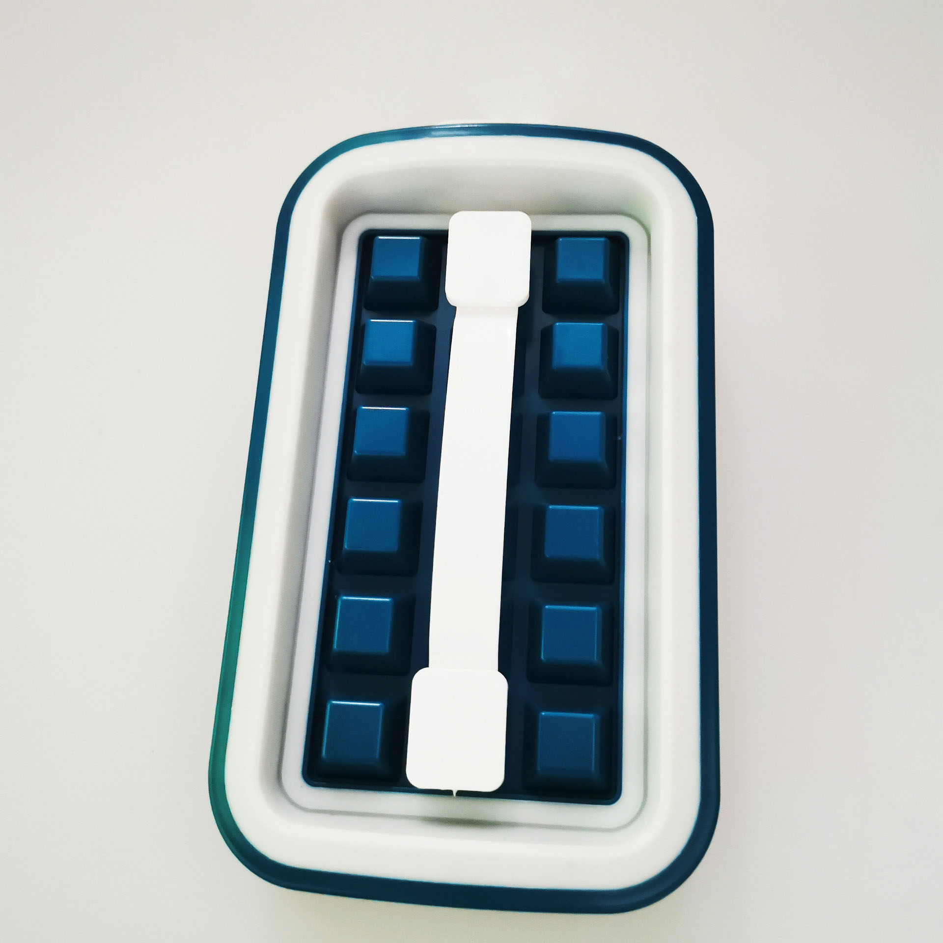 Portable Ice Cube Tray/Kettle Makes 18 Ice Cubes 5