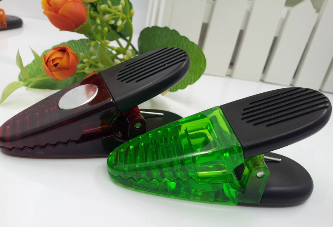 Magnetic plastic clip 1
