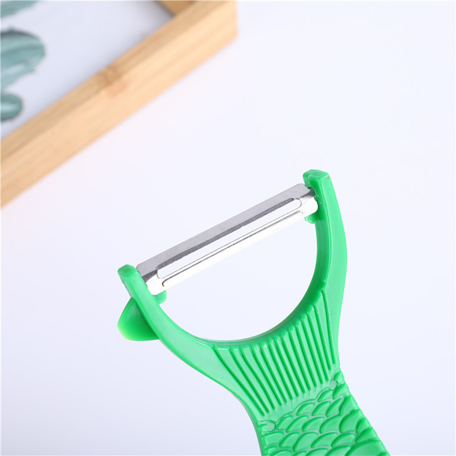 Multifunctional Fish Peeler And Bottle Opener 3