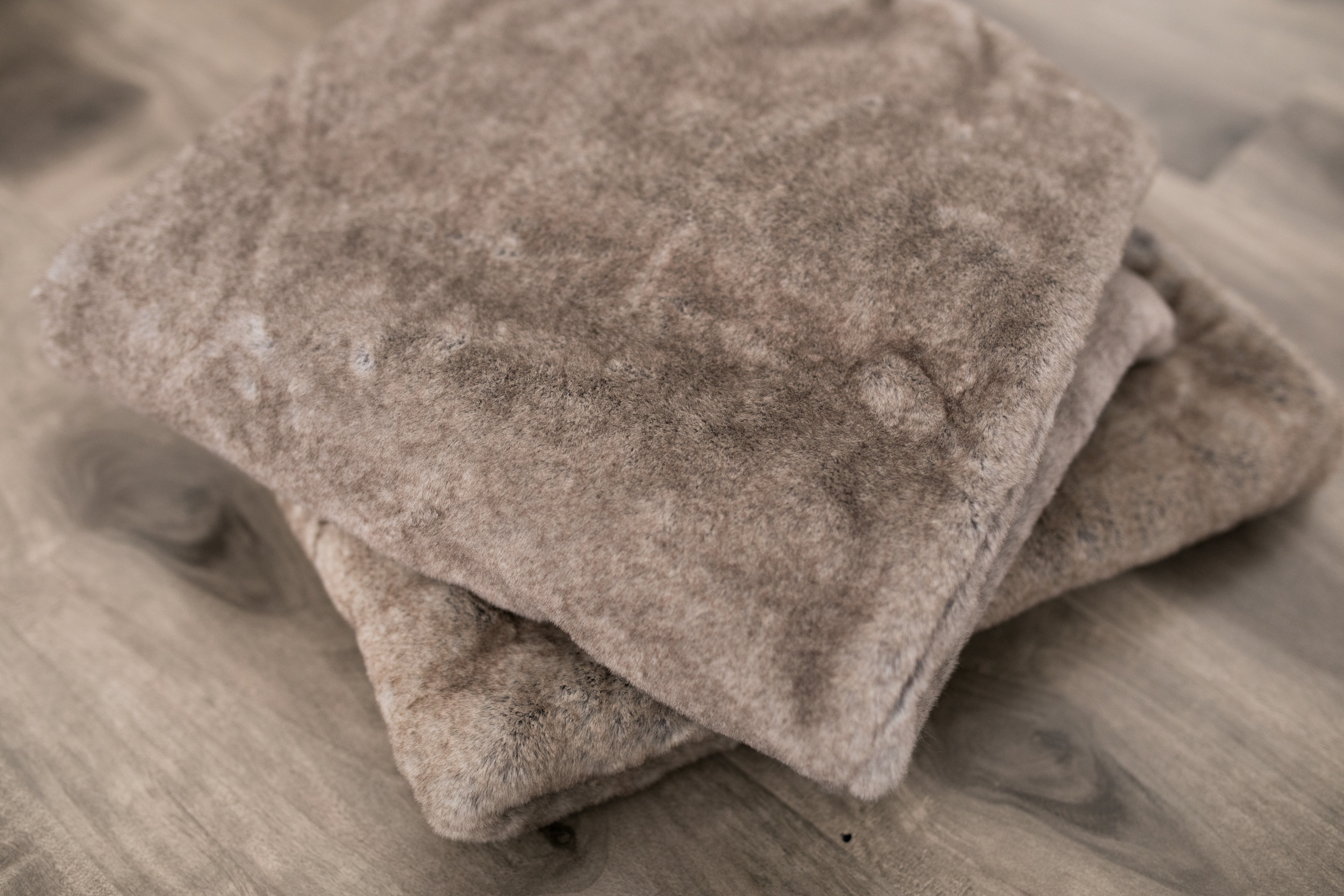 Grand Faux Fur Timberwolf-XL Luxury Blanket (60x80) 1