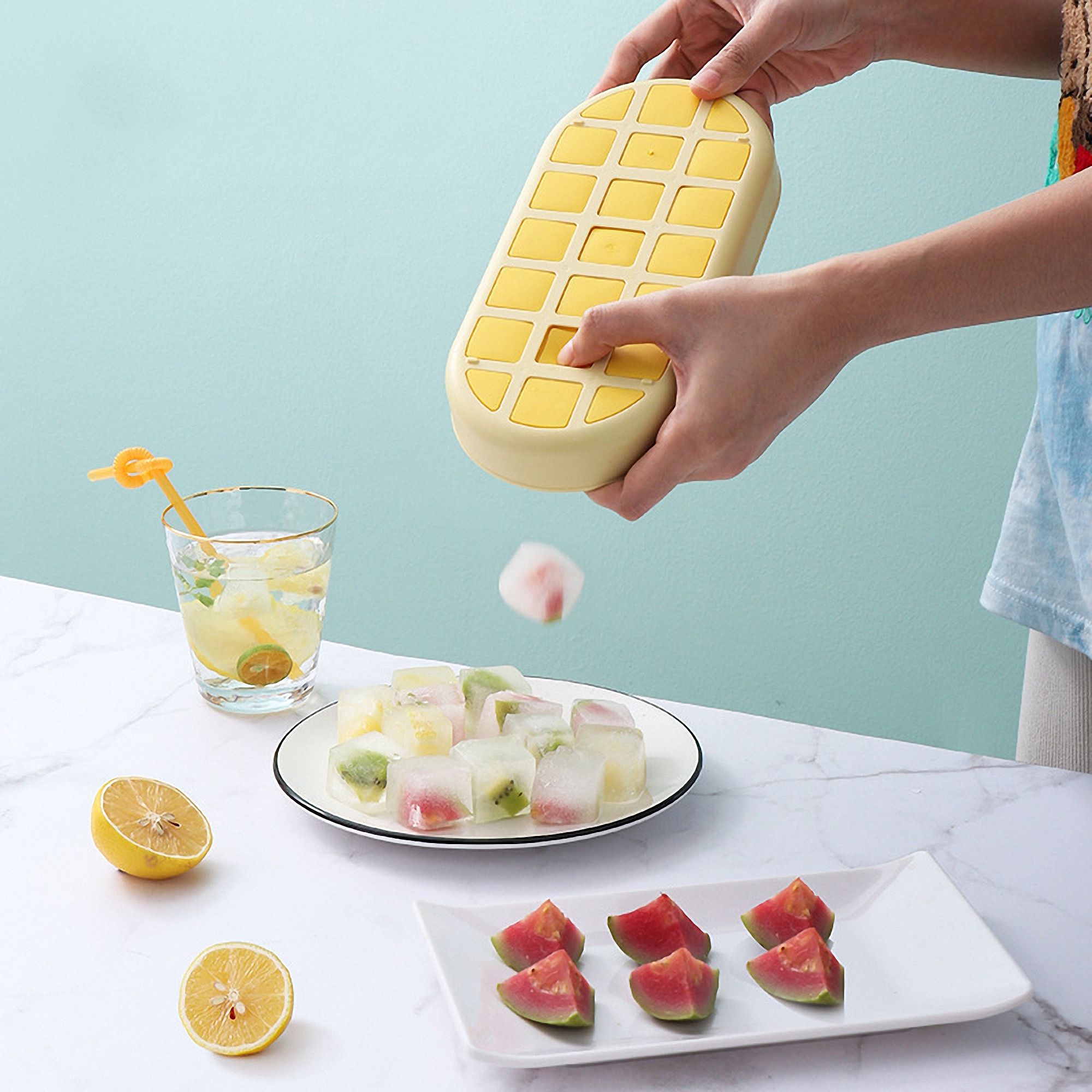 21 Compartment Ice Cube and Candy Molds with Lids 4