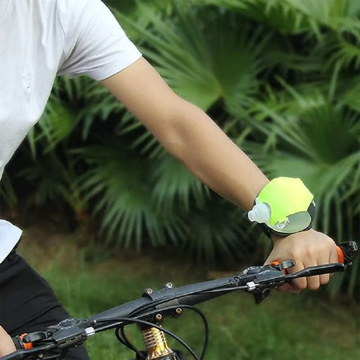 Leak Proof Adjustable Wearable Hands Free Water Bottle 8