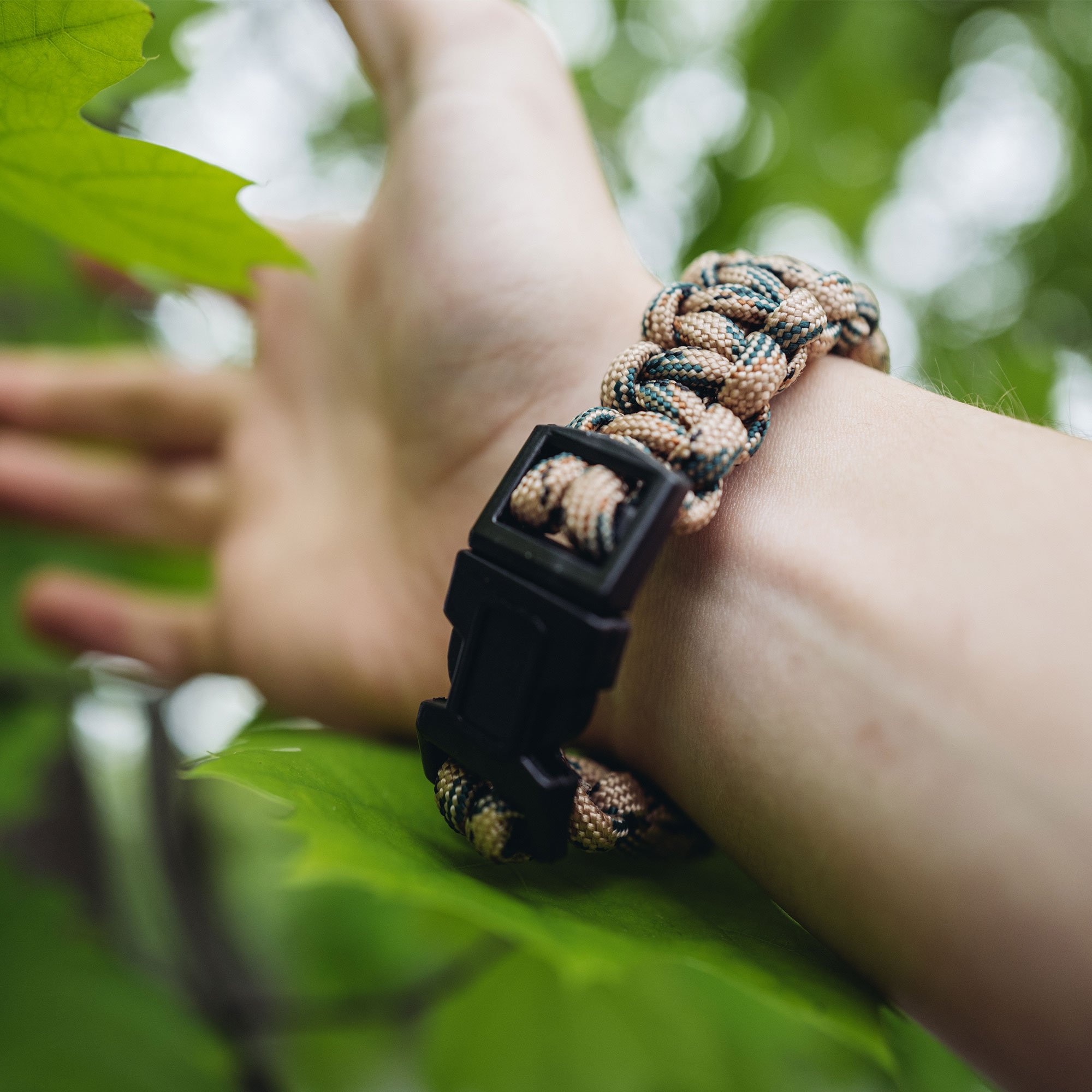 Survival Paracord Bracelet for Camping and Hiking 3