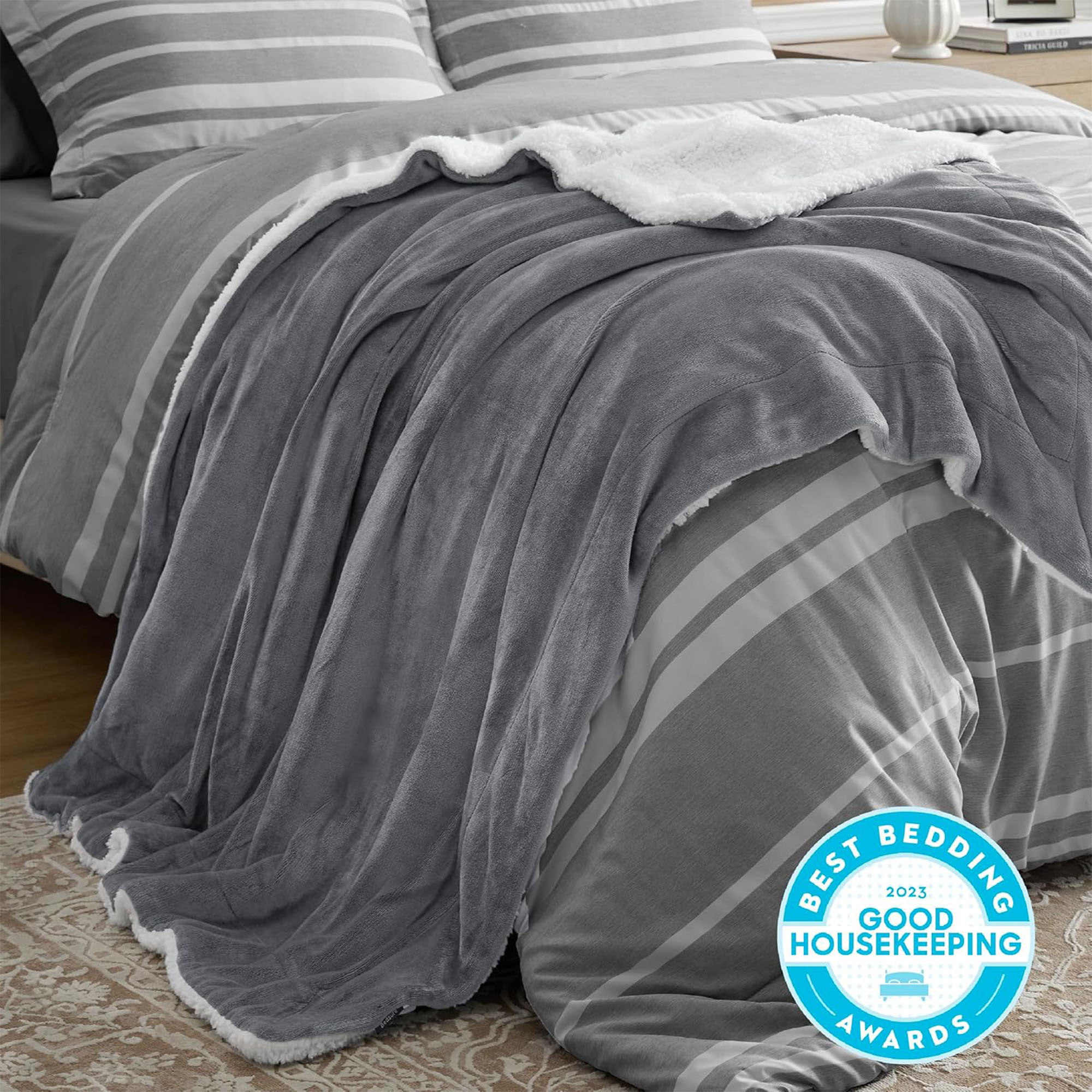 Polyester Dual-Layered Fleece Blanket With Sherpa Backing For Cozy Nights 5