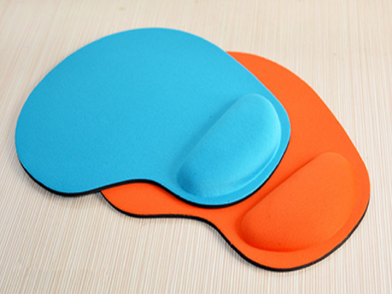 Mouse Pad w/ Wrist Support 2