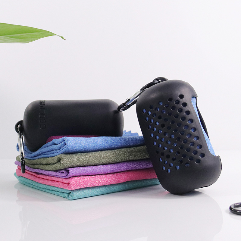 Breathable Cooling Sports Chilly Towel / Silicone Case And Hook Up 9