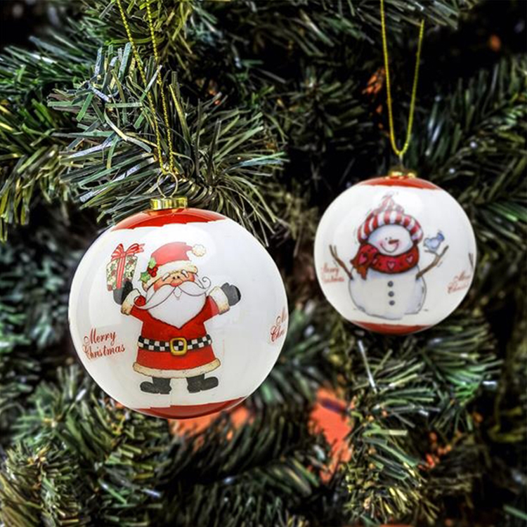 Decorative Christmas Ballsmade of quality plastic and painted in really pretty colors 3