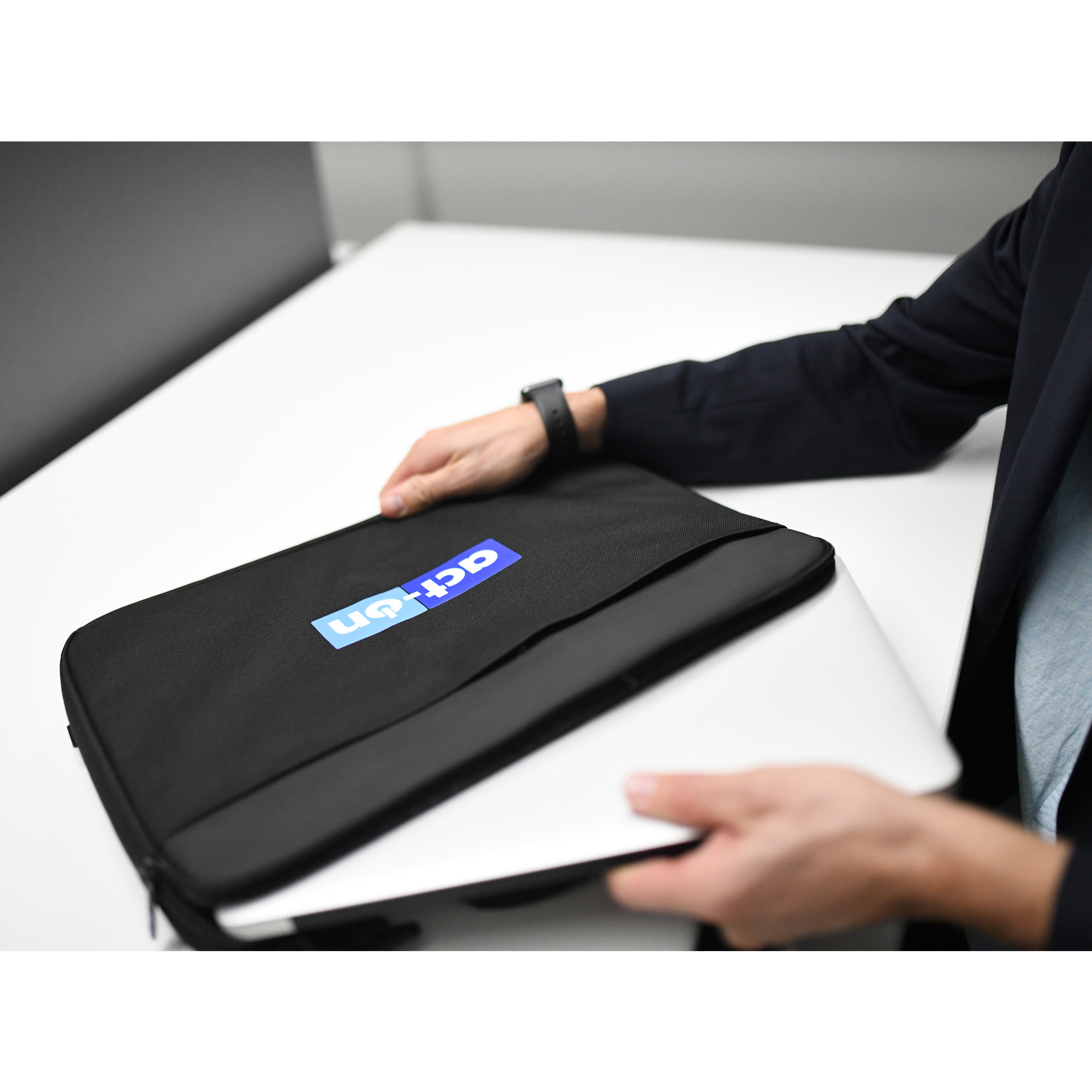 Midtown Slim Laptop Portfolio 7