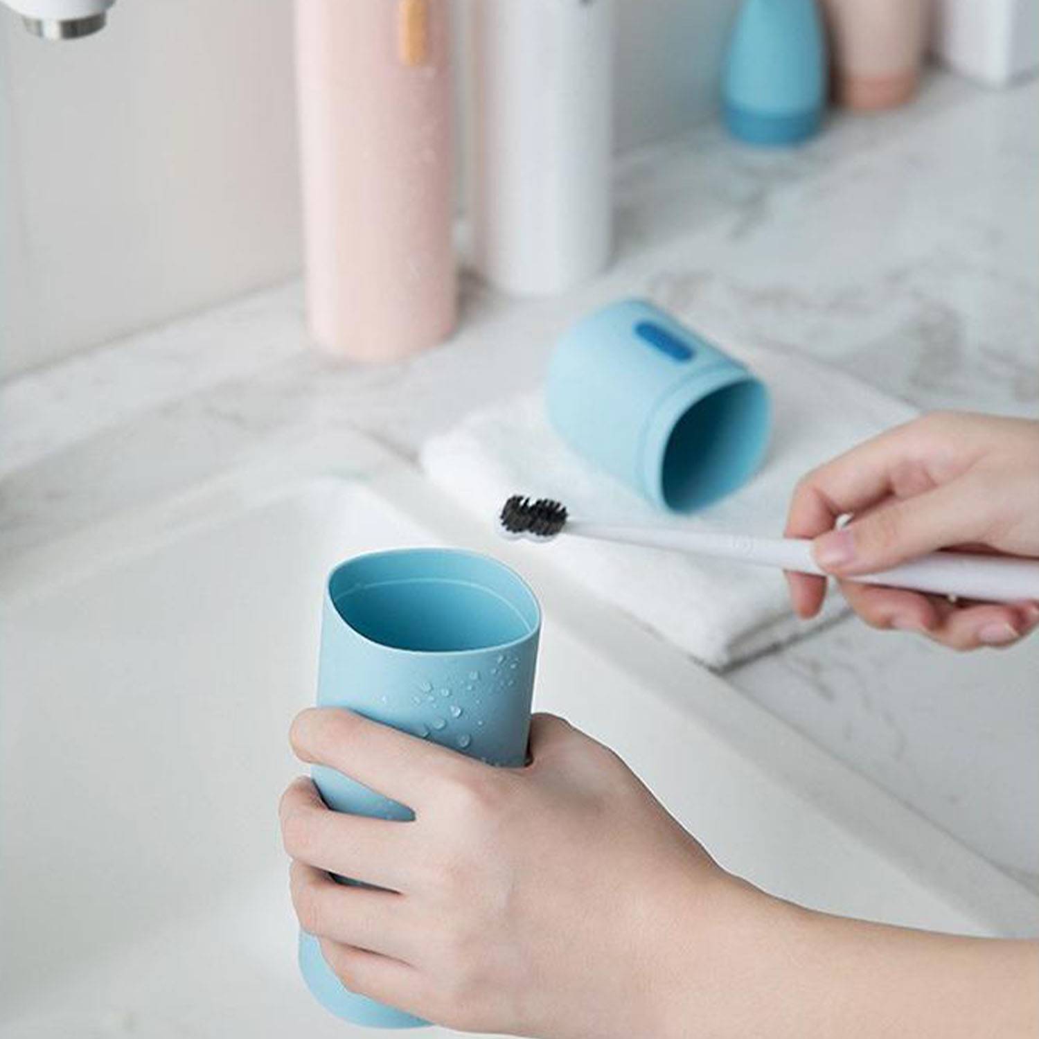 Simple travel toothbrush and toothpaste storage box 1