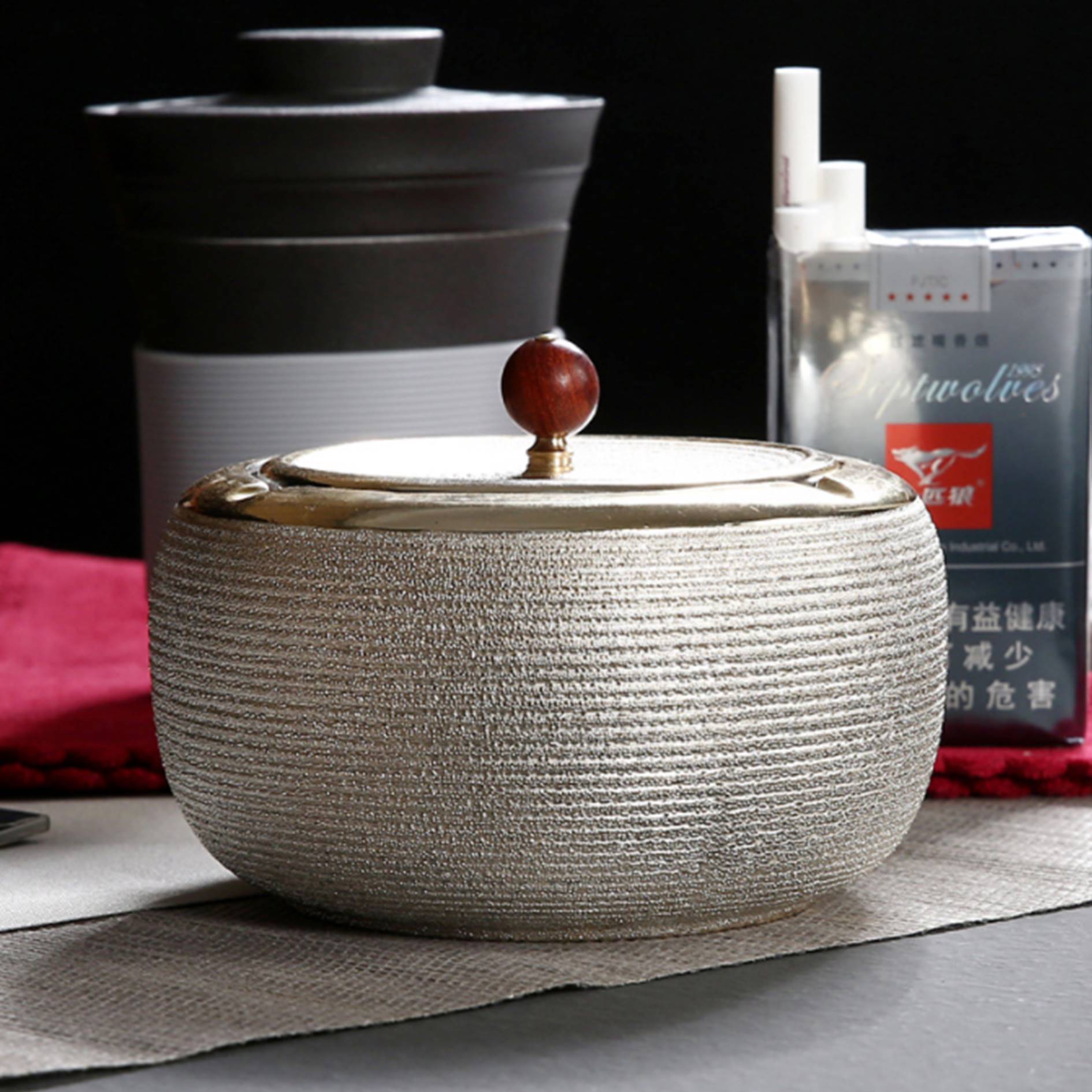 Creative Luxury Ceramic Ashtray With Lid 4