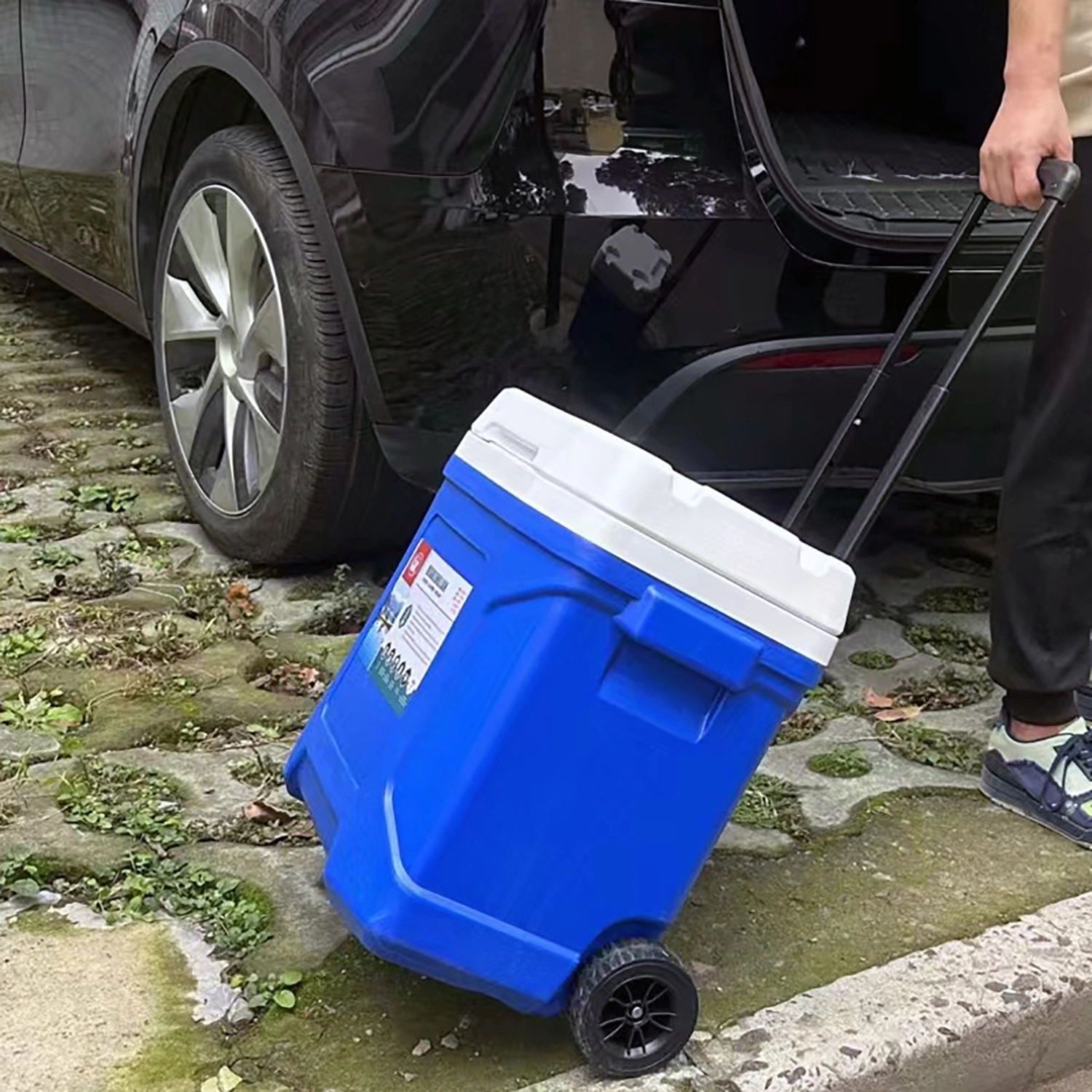Outdoor Camping Cooler With Wheels 2