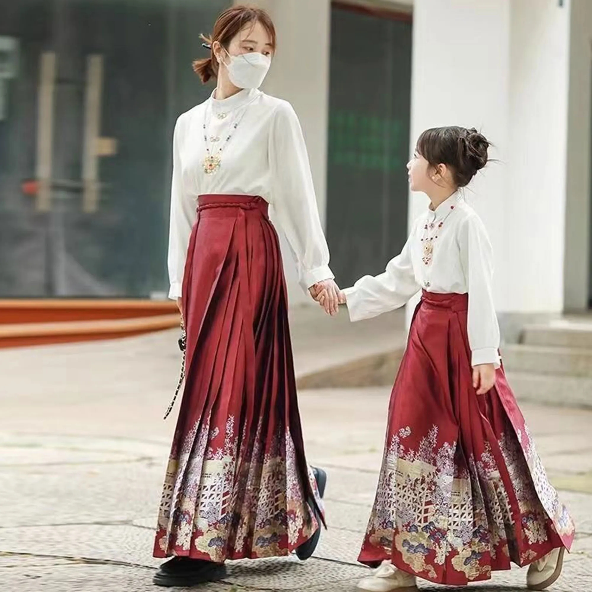 Luxurious Ancient Style Horse Face Skirt Set 4